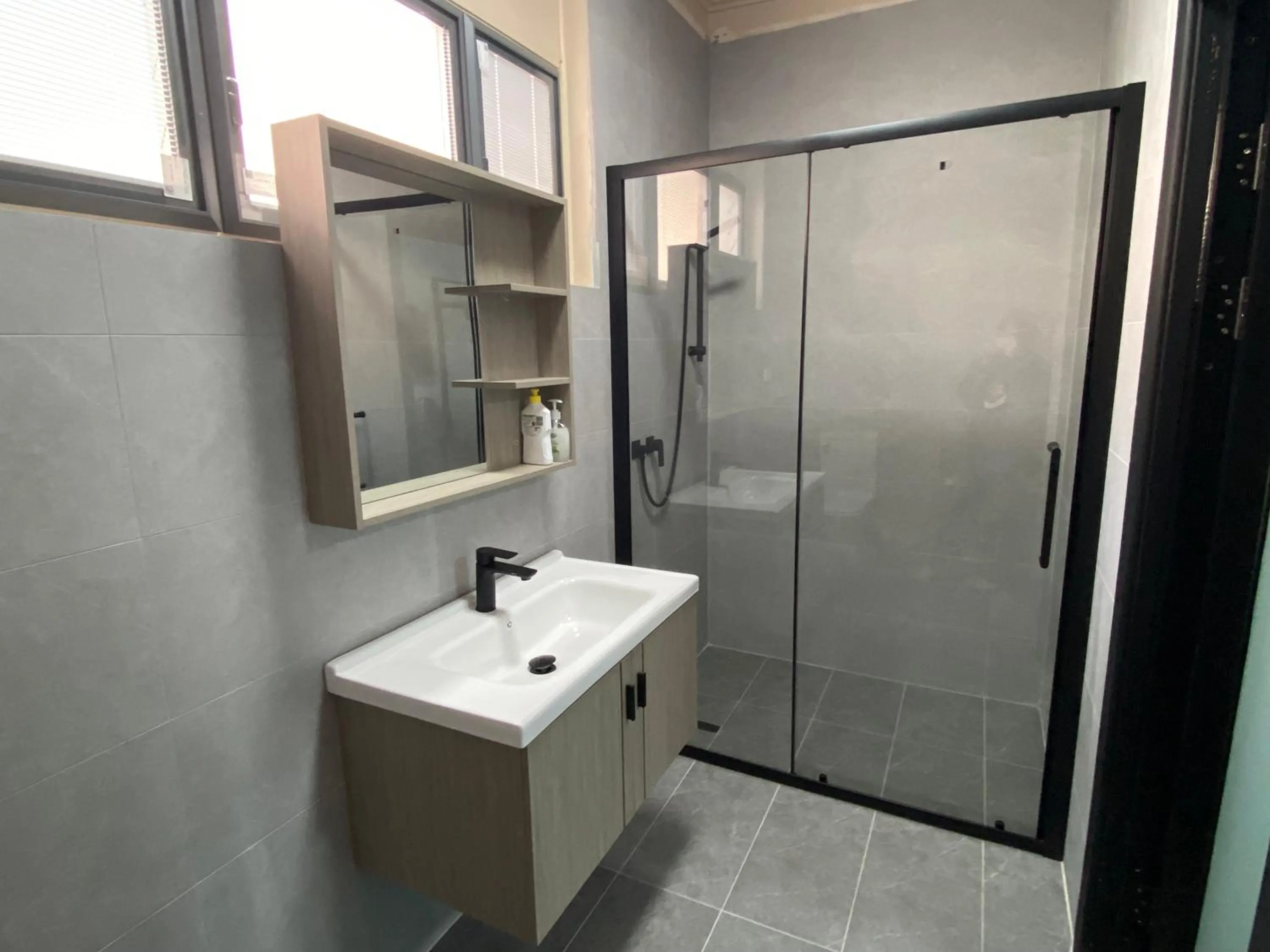 Bathroom in Jasper Motor Inn