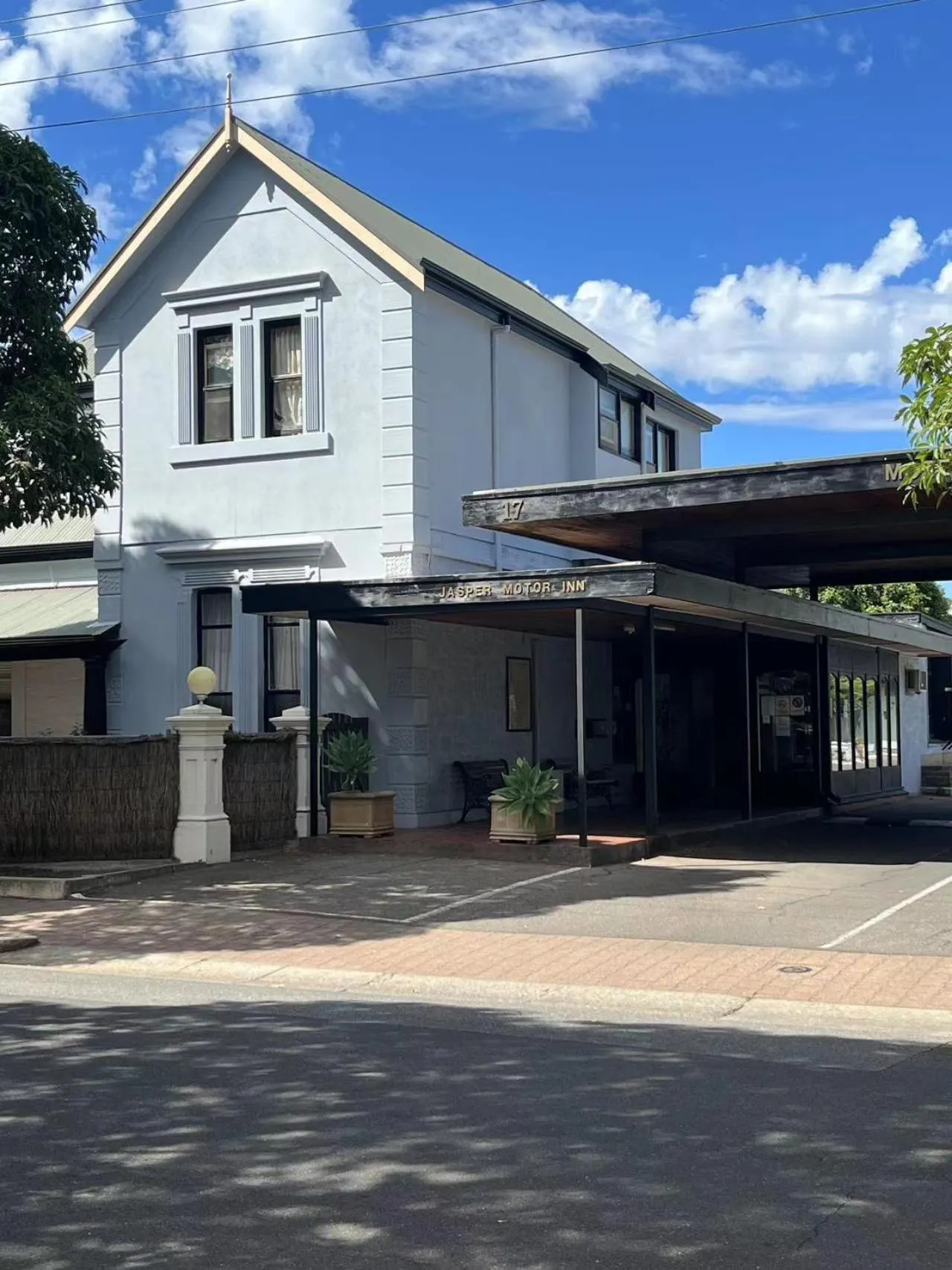 Property building in Jasper Motor Inn