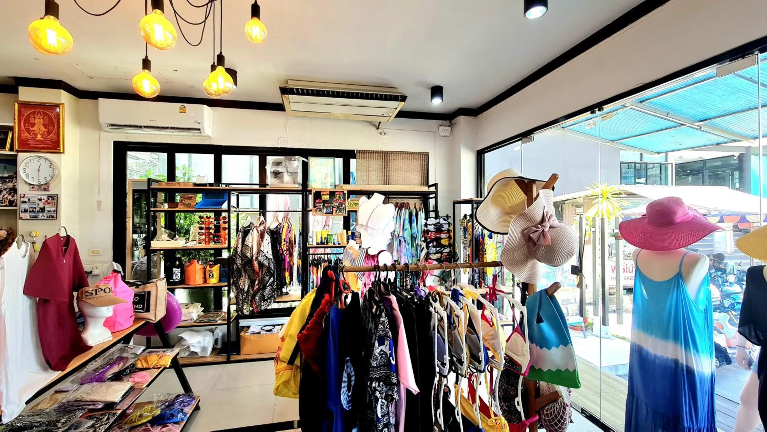 On-site shops in Samed Port View