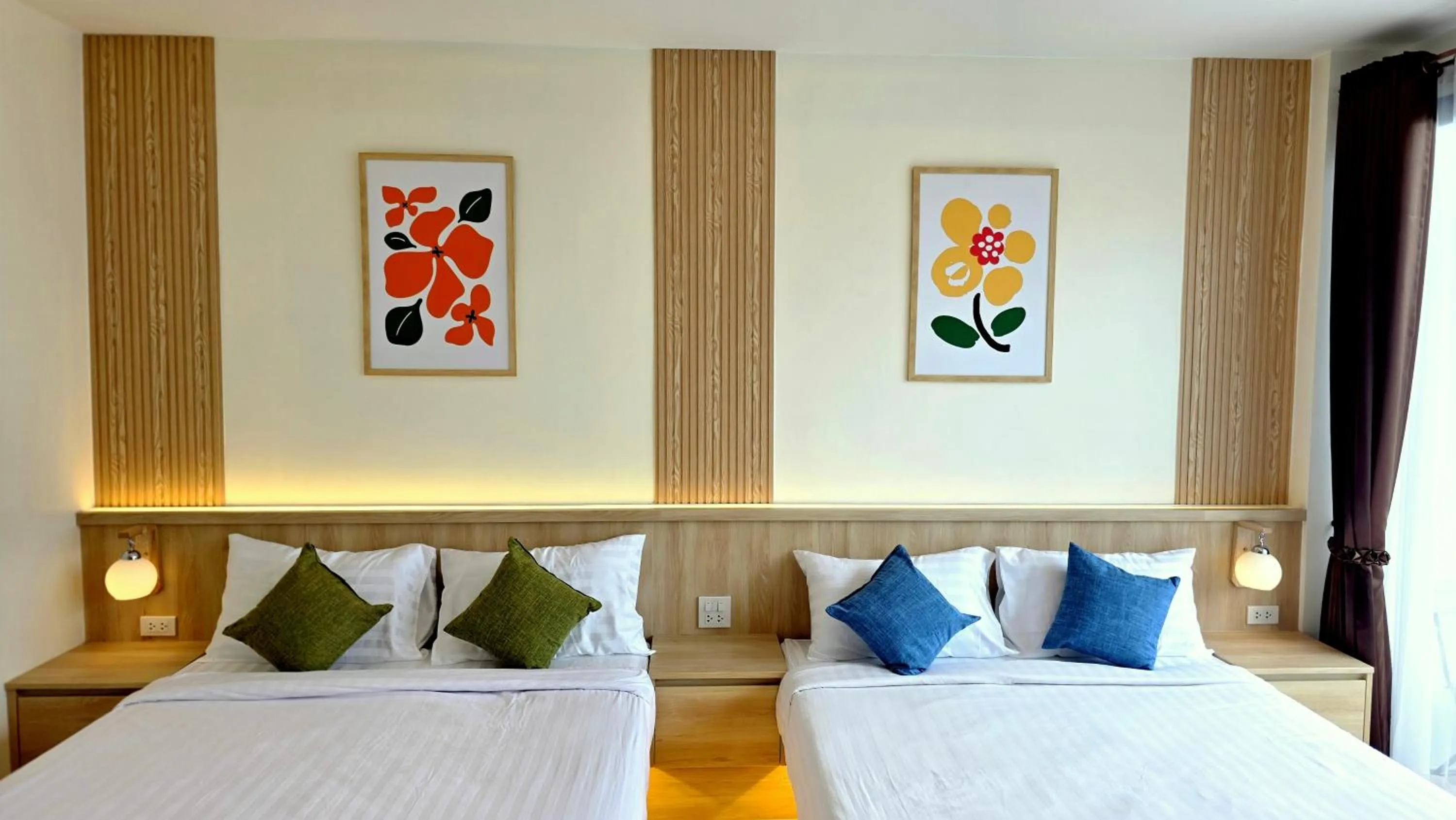 Photo of the whole room, Bed in Samed Port View