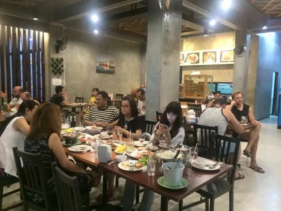 Restaurant/places to eat in Samed Port View Restaurant/places to eat in Samed Port View