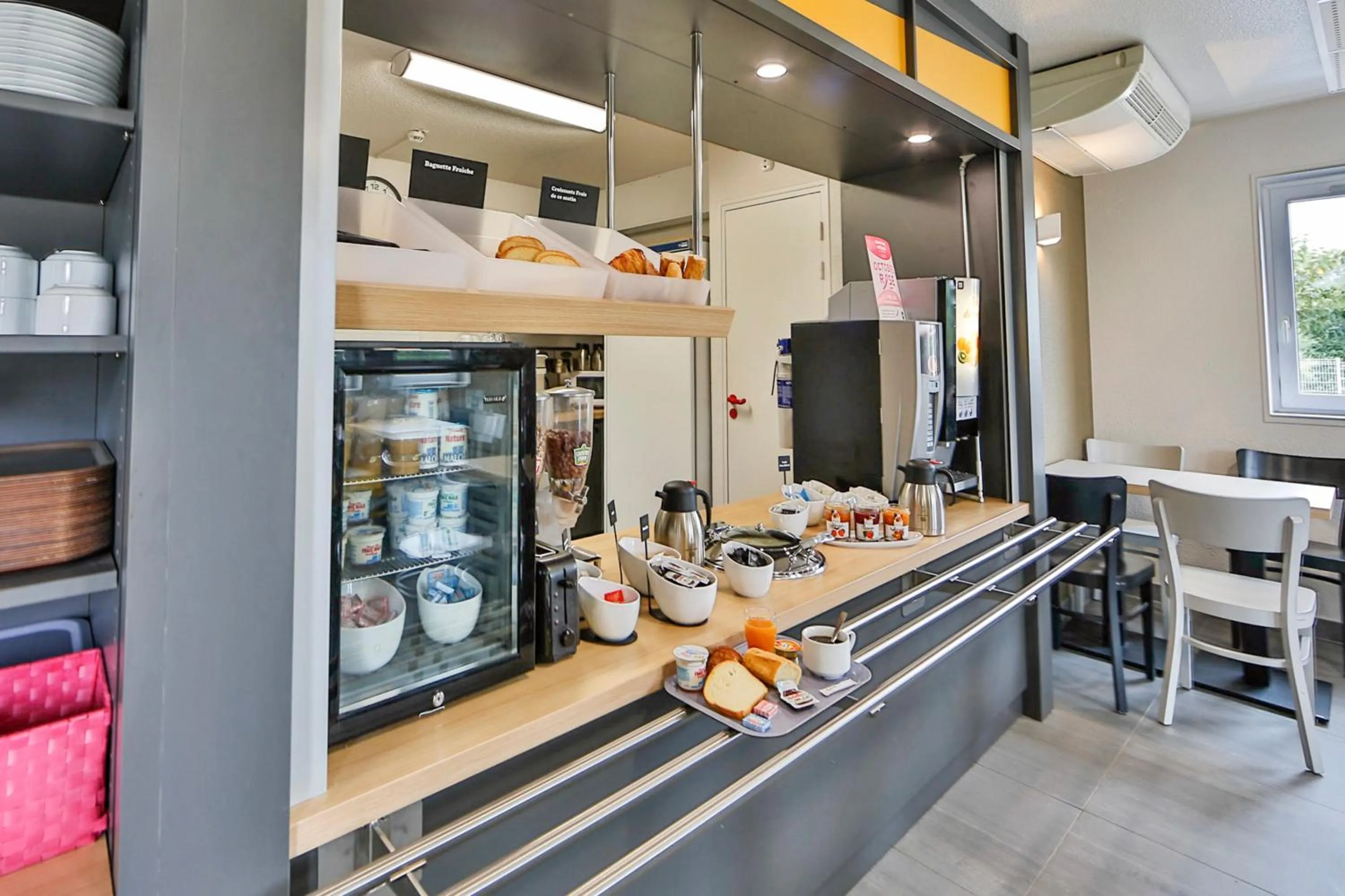 Buffet breakfast in B&B HOTEL Montélimar Nord