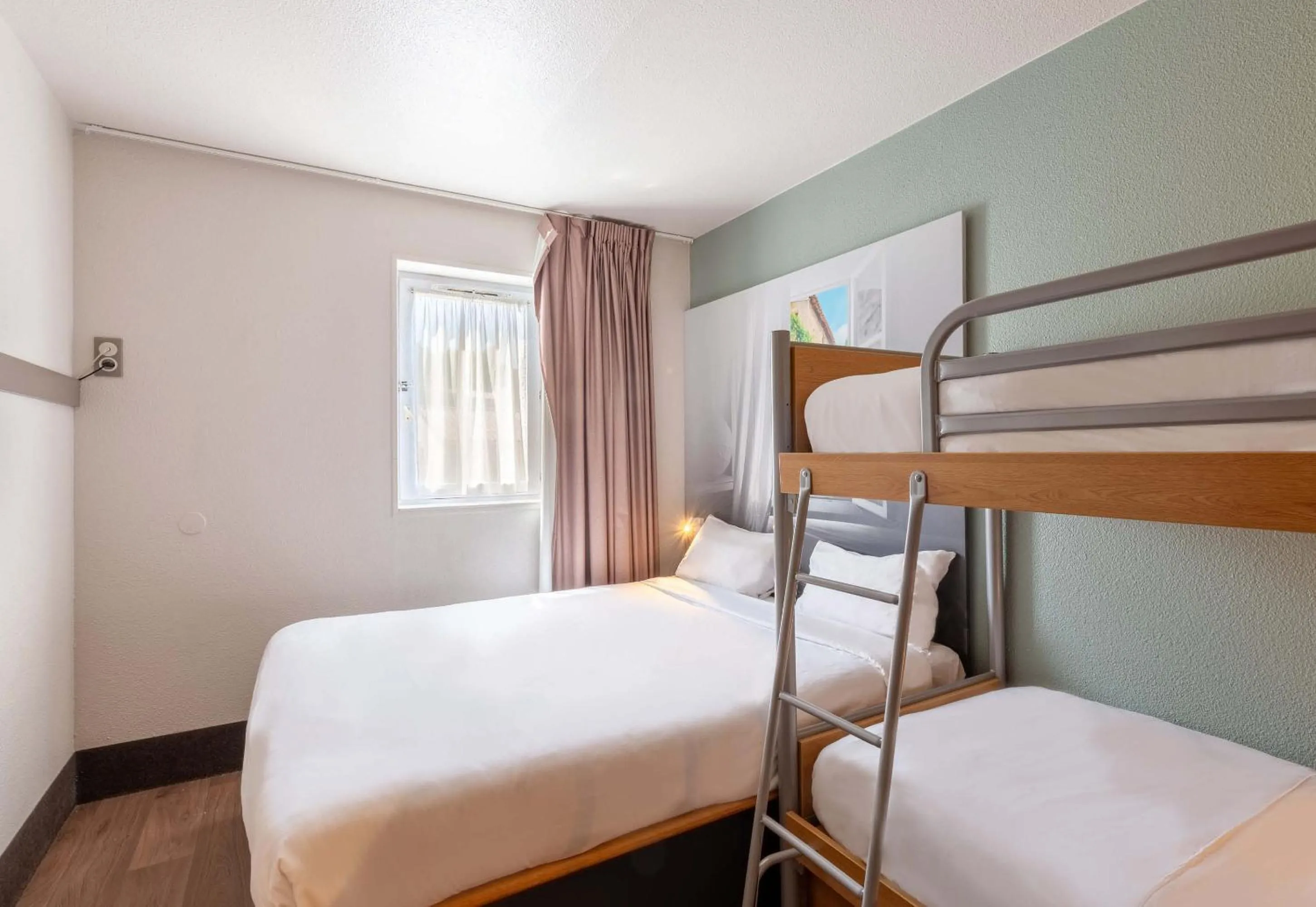 Bedroom, Bed in B&B HOTEL Montélimar Nord