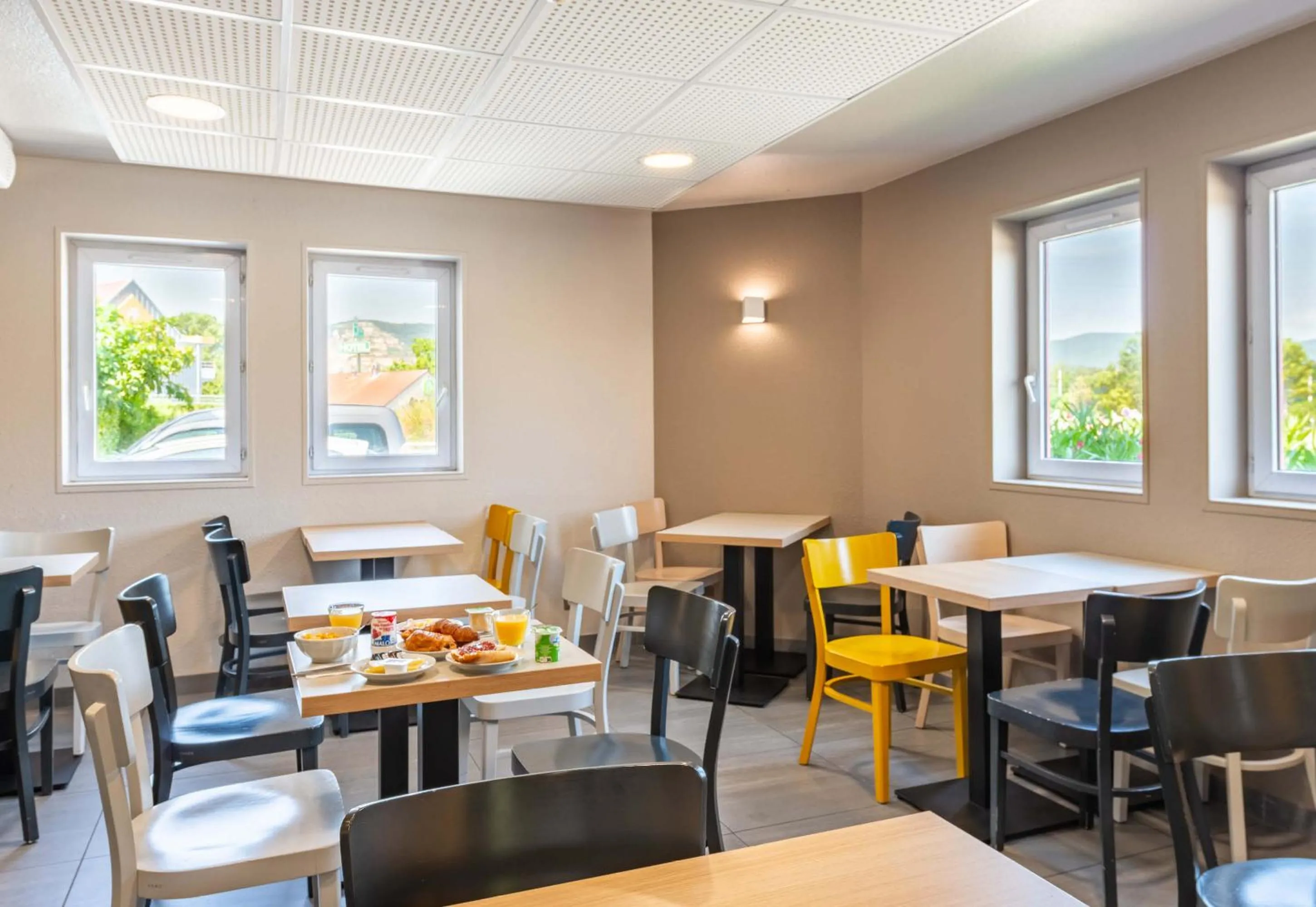 Restaurant/places to eat in B&B HOTEL Montélimar Nord