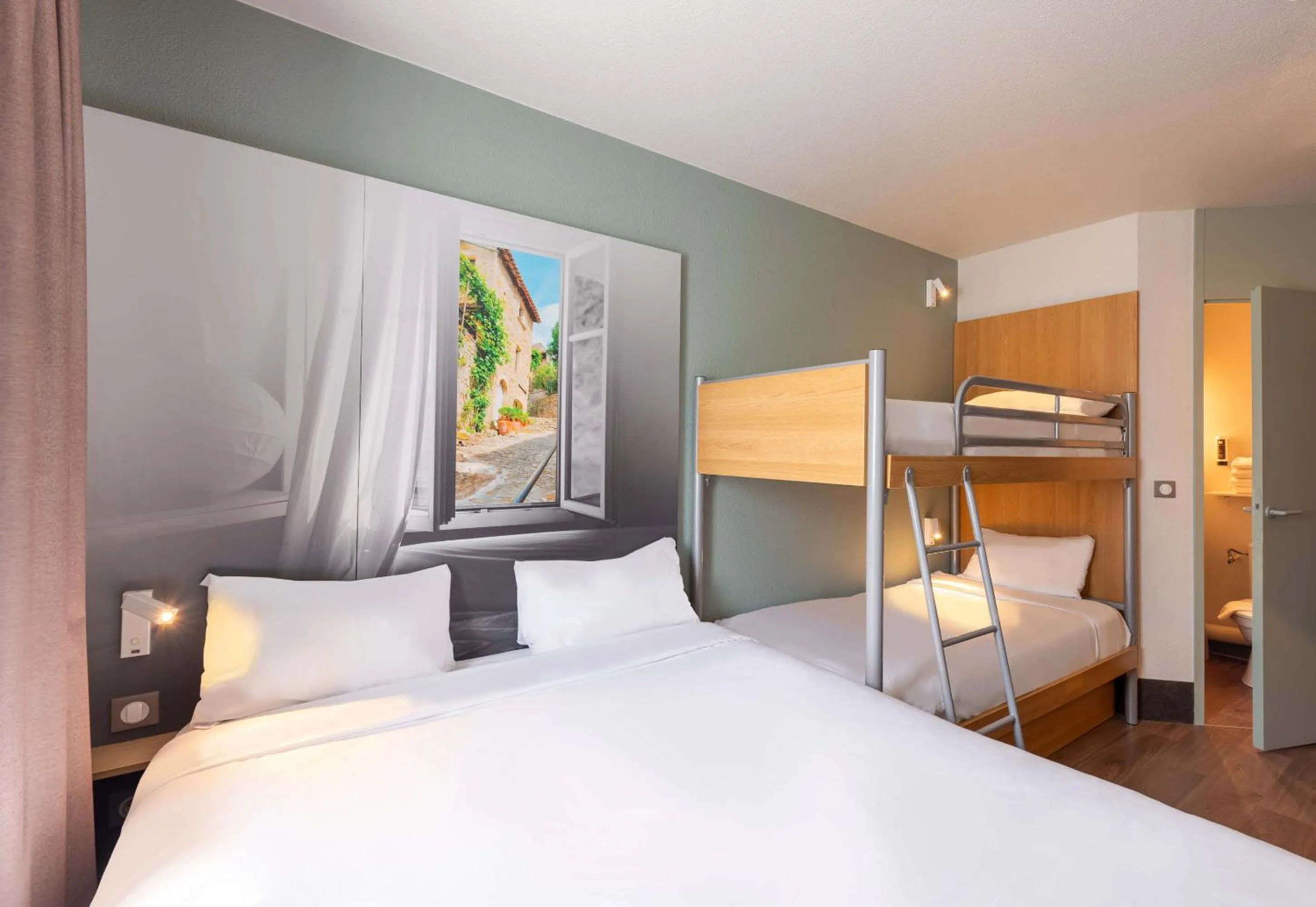 Bedroom, Bed in B&B HOTEL Montélimar Nord