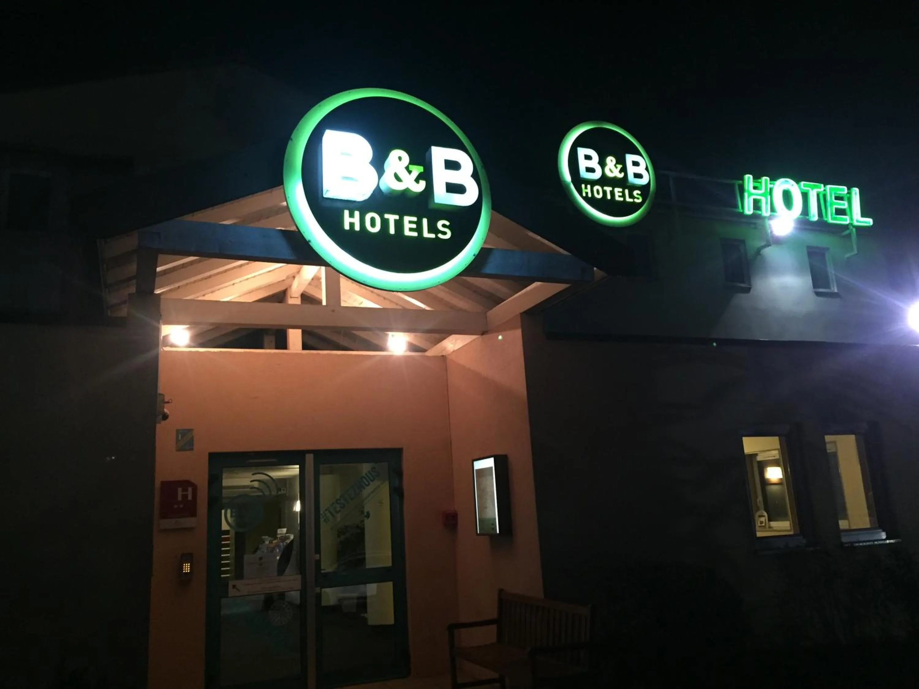 Facade/entrance in B&B HOTEL Montélimar Nord