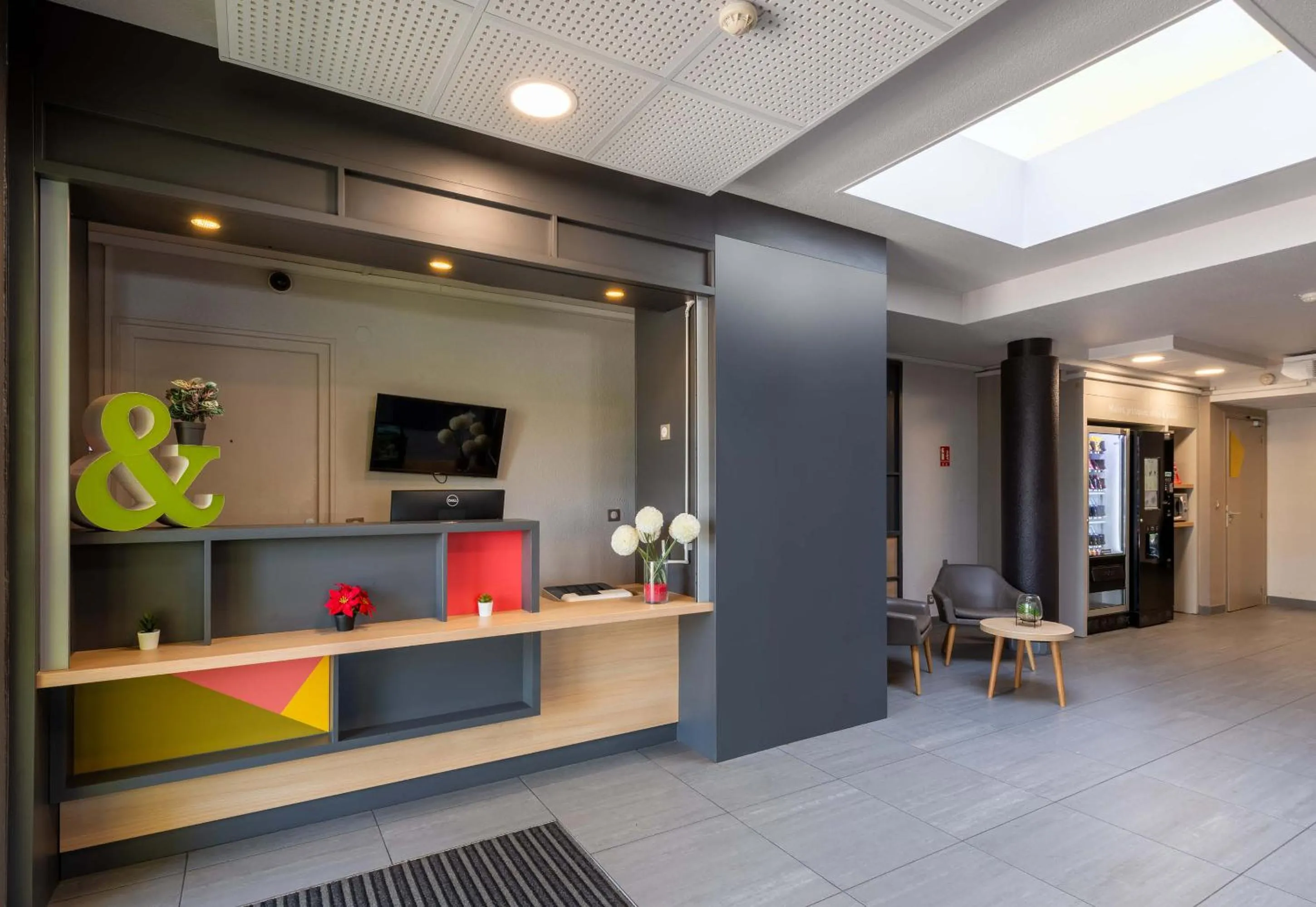 Lobby or reception in B&B HOTEL Montélimar Nord