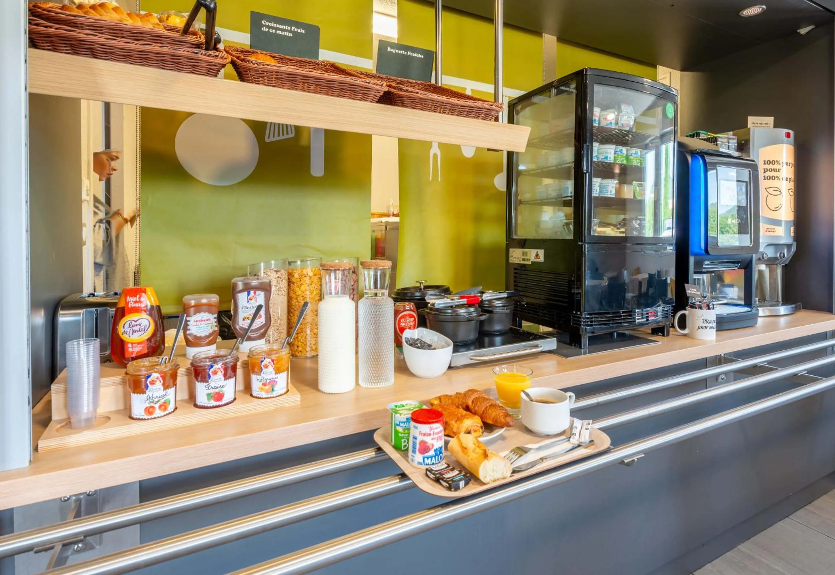 Buffet breakfast in B&B HOTEL Montélimar Nord