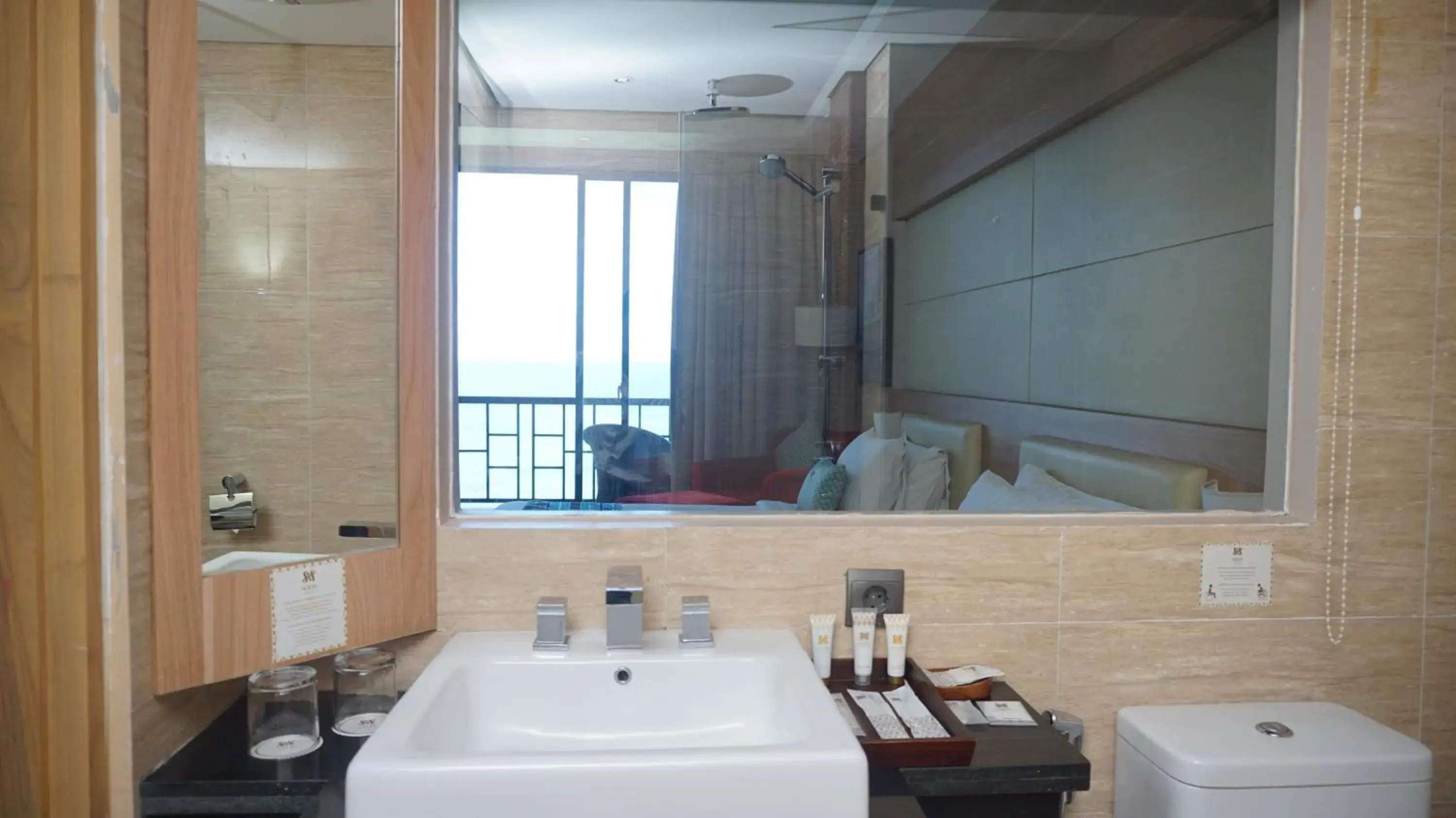 Premier Twin Room with Sea View in Sotis Hotel Kupang Premier Twin Room with Sea View in Sotis Hotel Kupang