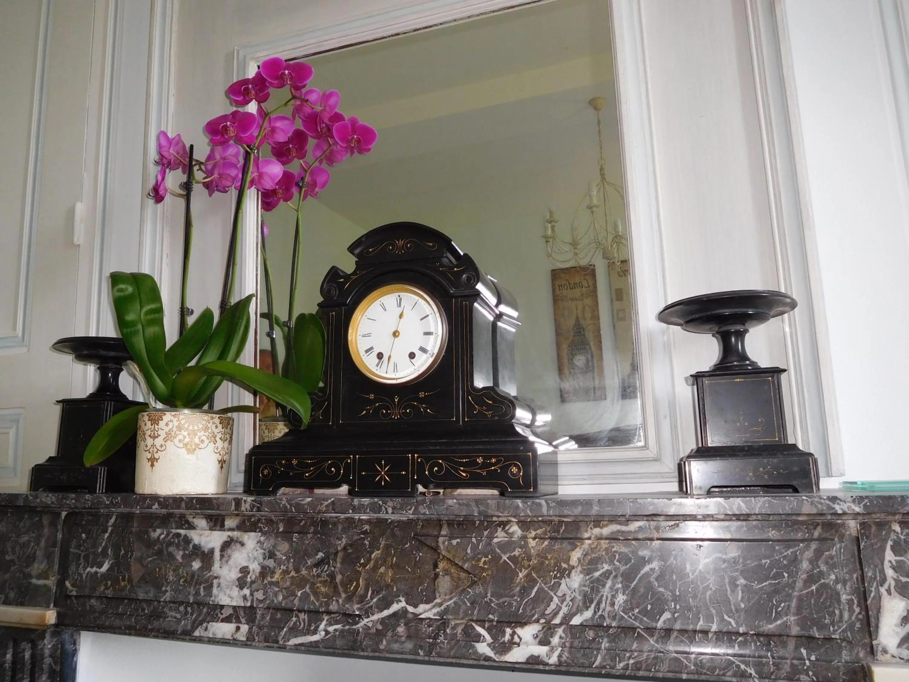 Decorative detail in Chambres d'hôtes Château de Courcelette