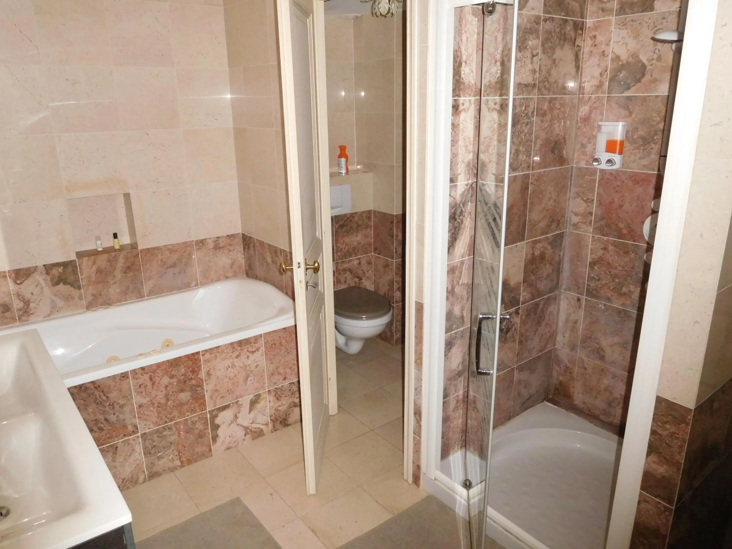 Bathroom in Chambres d'hôtes Château de Courcelette