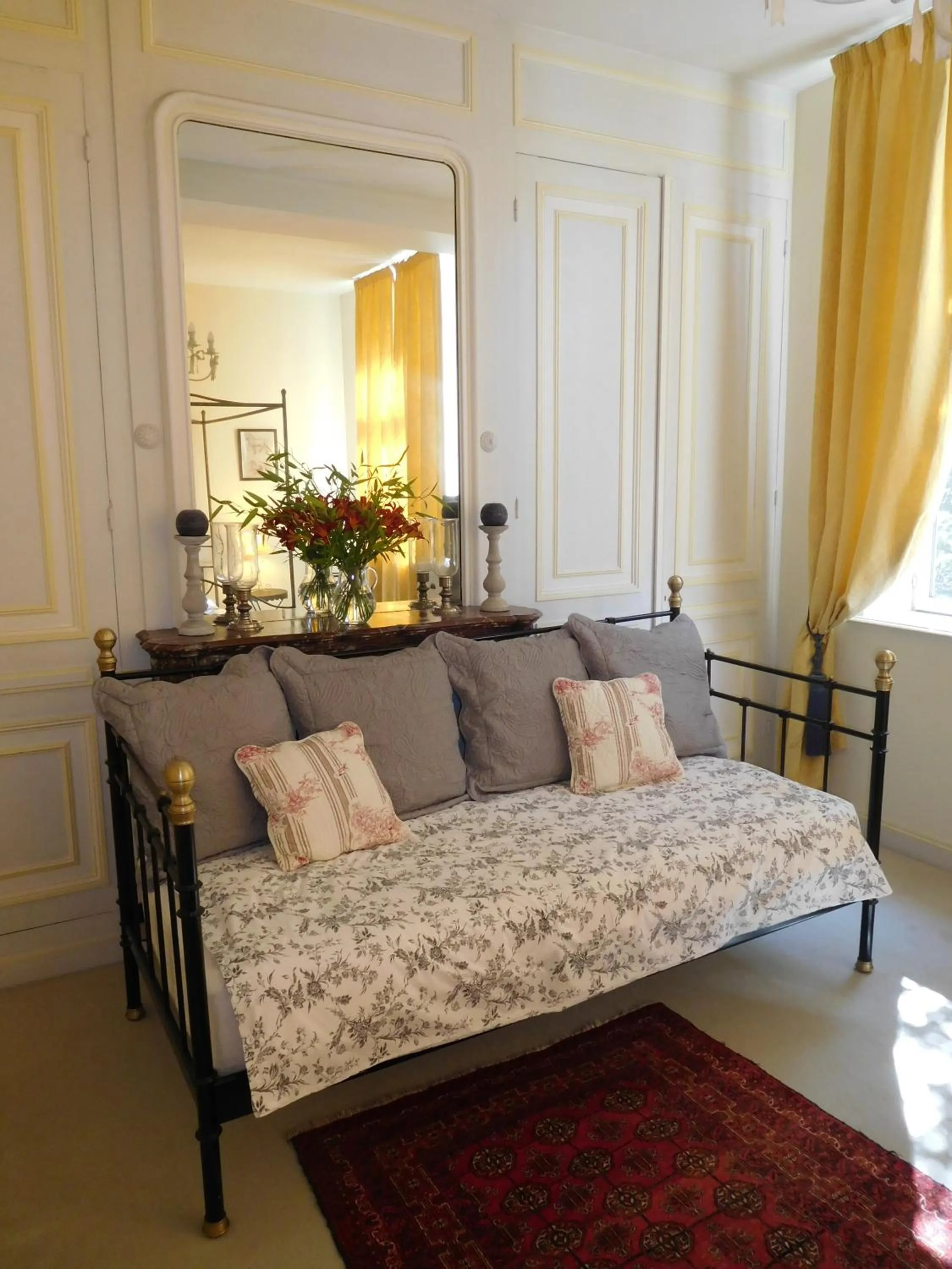 Photo of the whole room, Bed in Chambres d'hôtes Château de Courcelette
