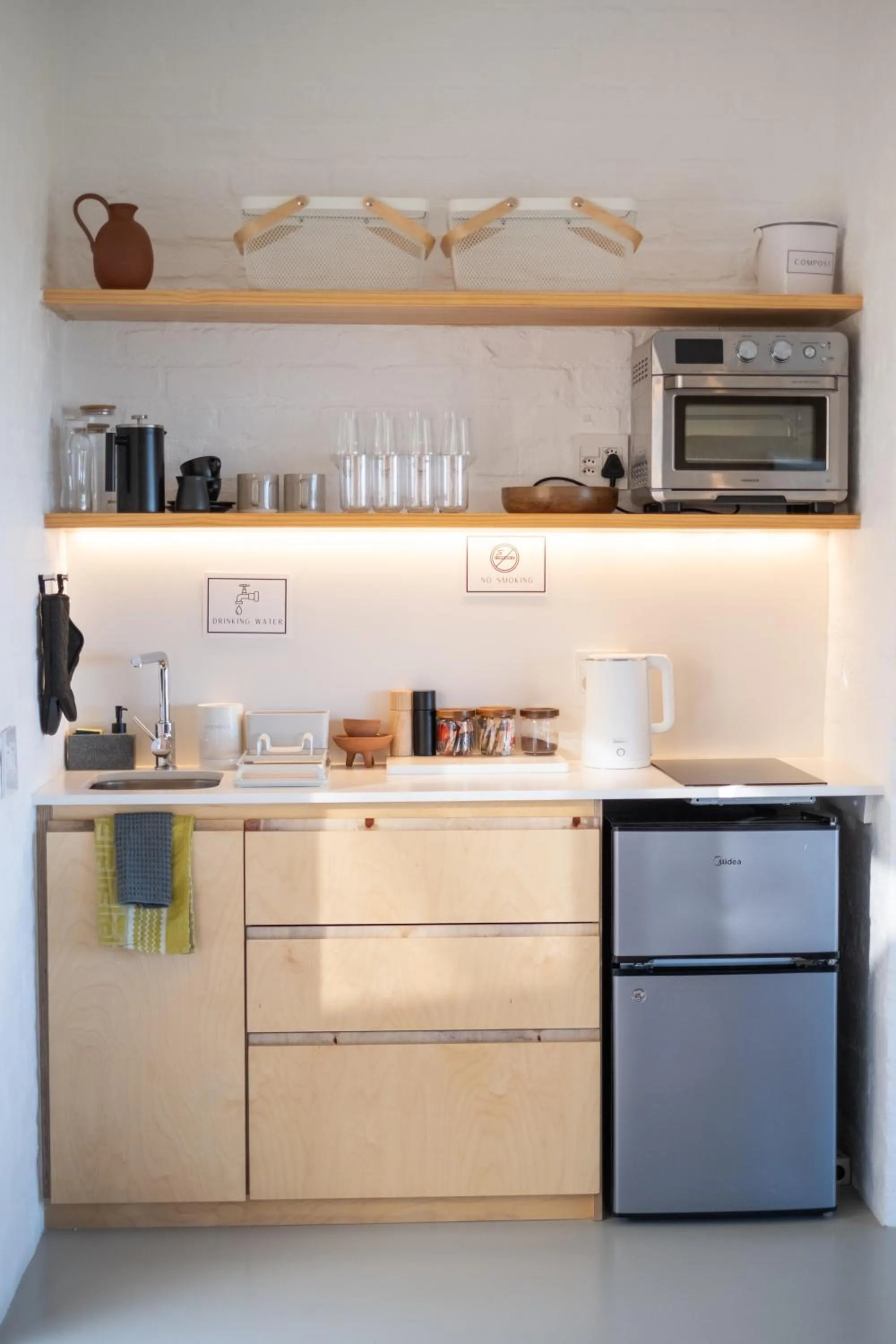 Kitchen or kitchenette in !Khwa ttu