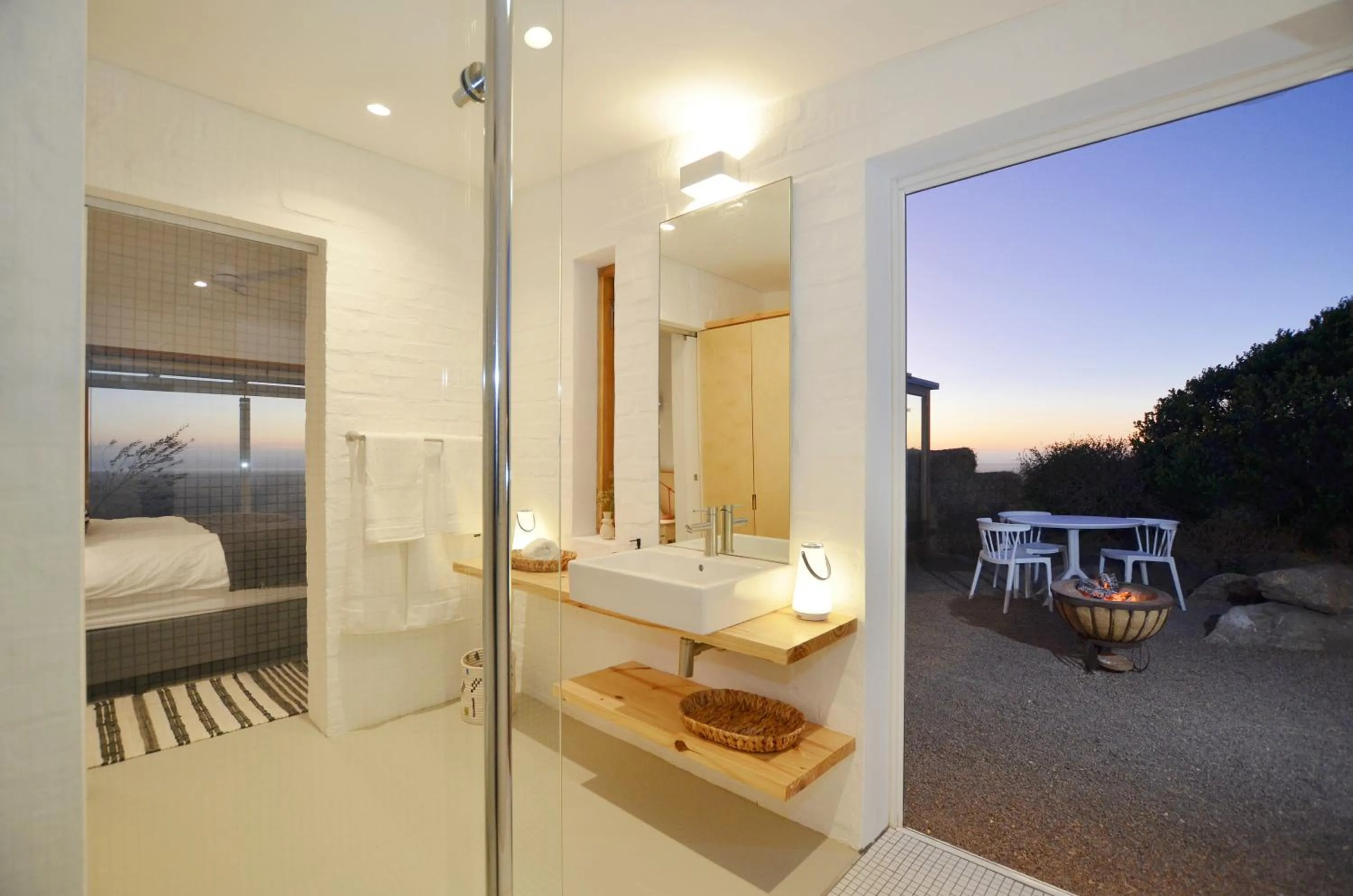 Bathroom, Bed in !Khwa ttu