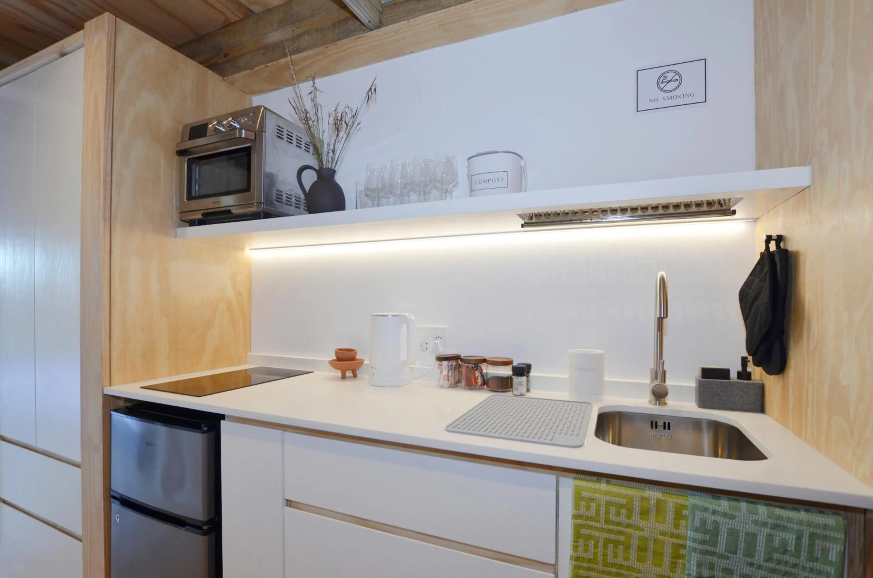 Kitchen or kitchenette in !Khwa ttu