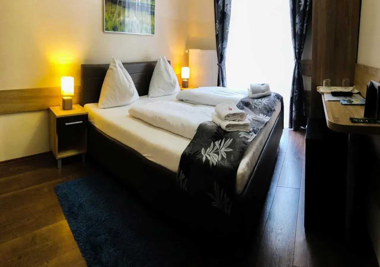 Classic Double Room with Private Bathroom in Hotel Mallnitz Classic Double Room with Private Bathroom in Hotel Mallnitz