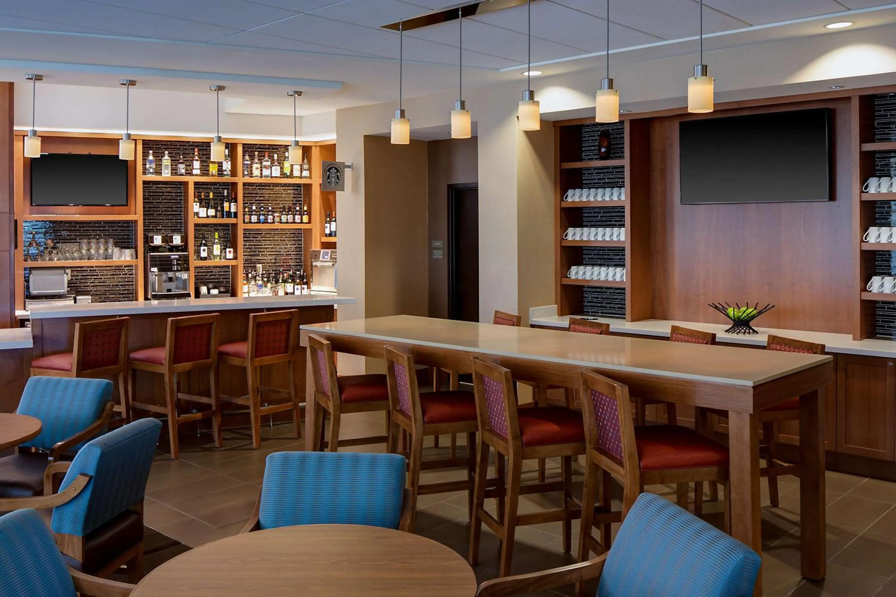 Lounge or bar in Hyatt Place DFW