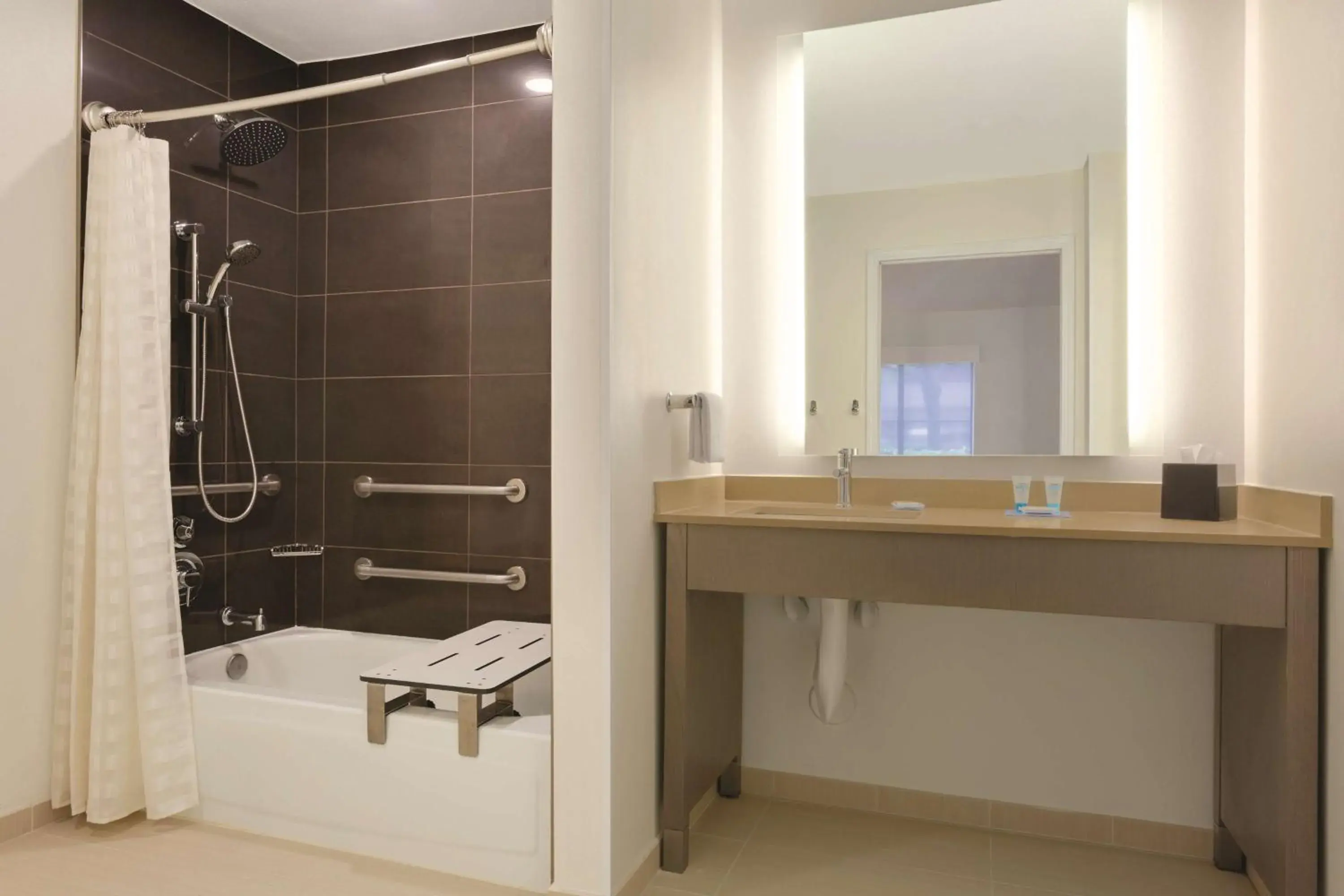 Bathroom in Hyatt House Cypress / Anaheim Bathroom in Hyatt House Cypress / Anaheim