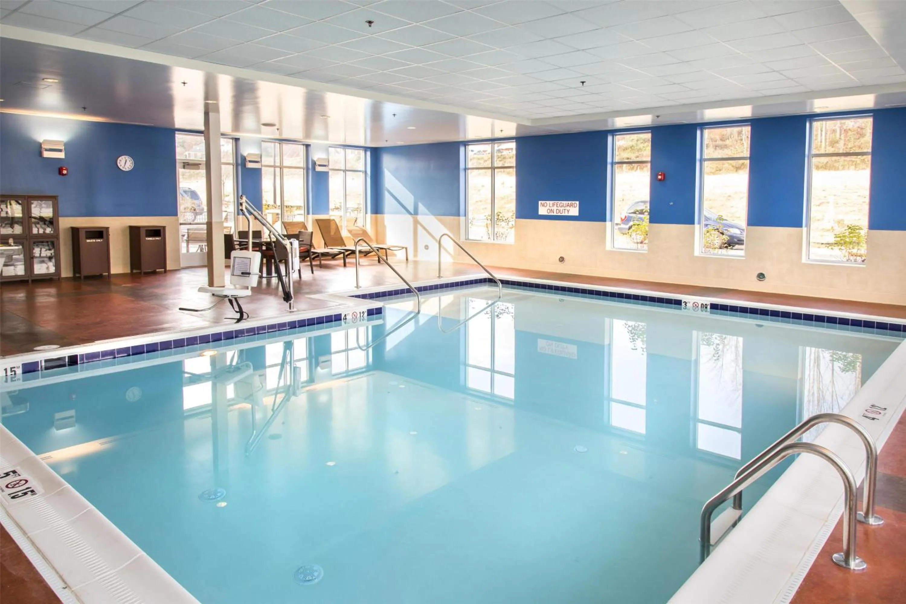 Swimming pool in Hyatt Place Charlottesville