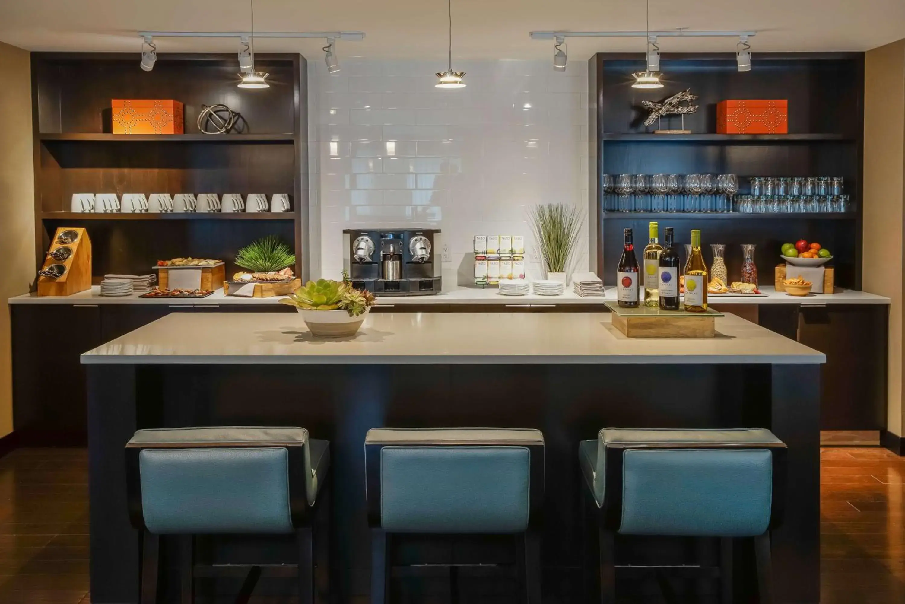 Lounge or bar in Hyatt Regency Aurora-Denver Conference Center Lounge or bar in Hyatt Regency Aurora-Denver Conference Center