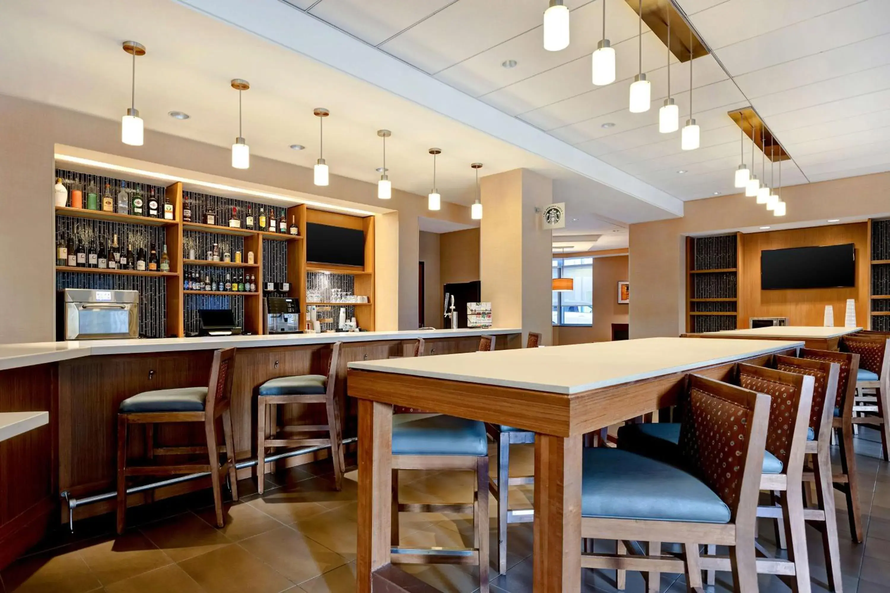 Lounge or bar in Hyatt Place Bloomington / Normal Lounge or bar in Hyatt Place Bloomington / Normal