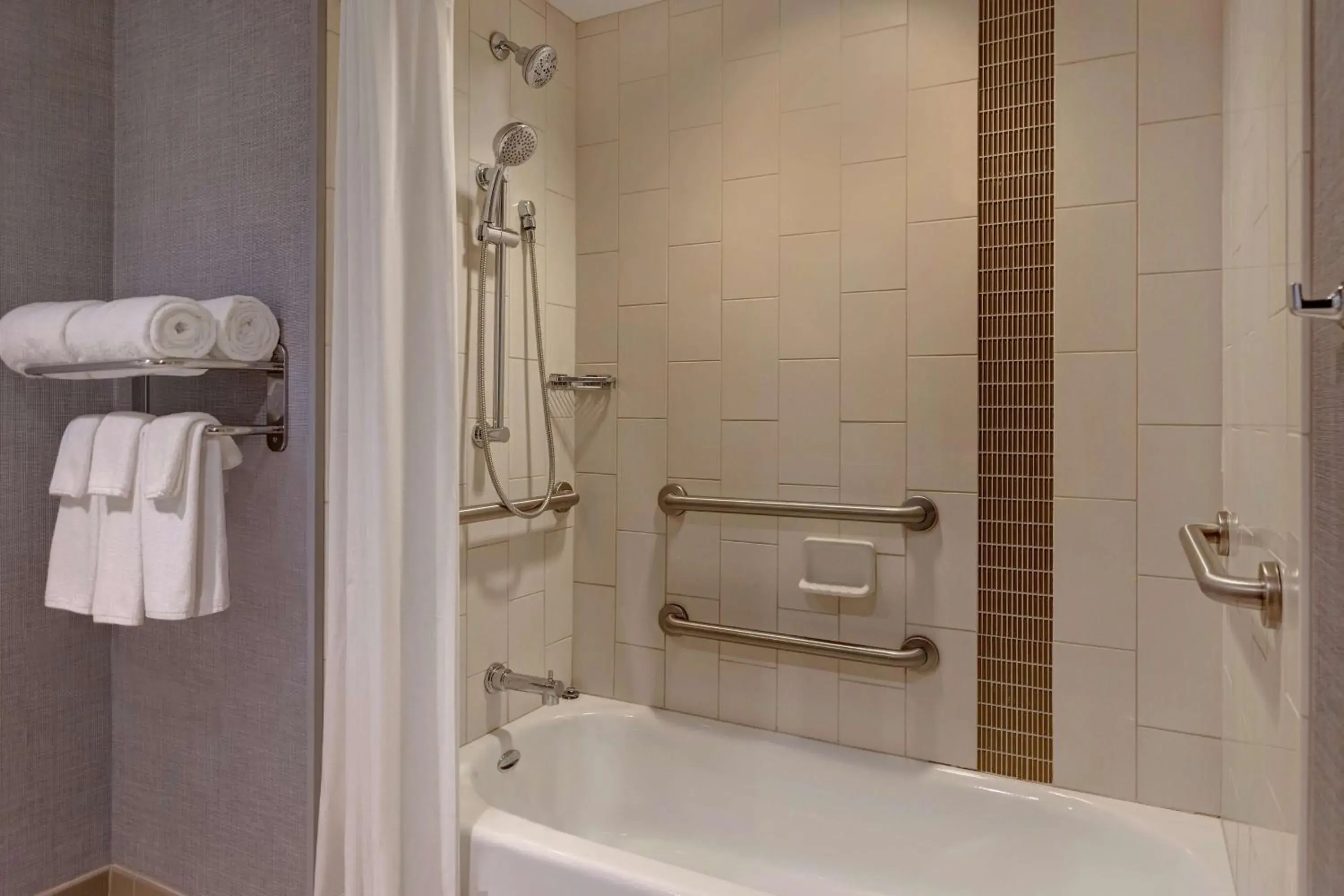 Bathroom in Hyatt Place Bloomington / Normal Bathroom in Hyatt Place Bloomington / Normal