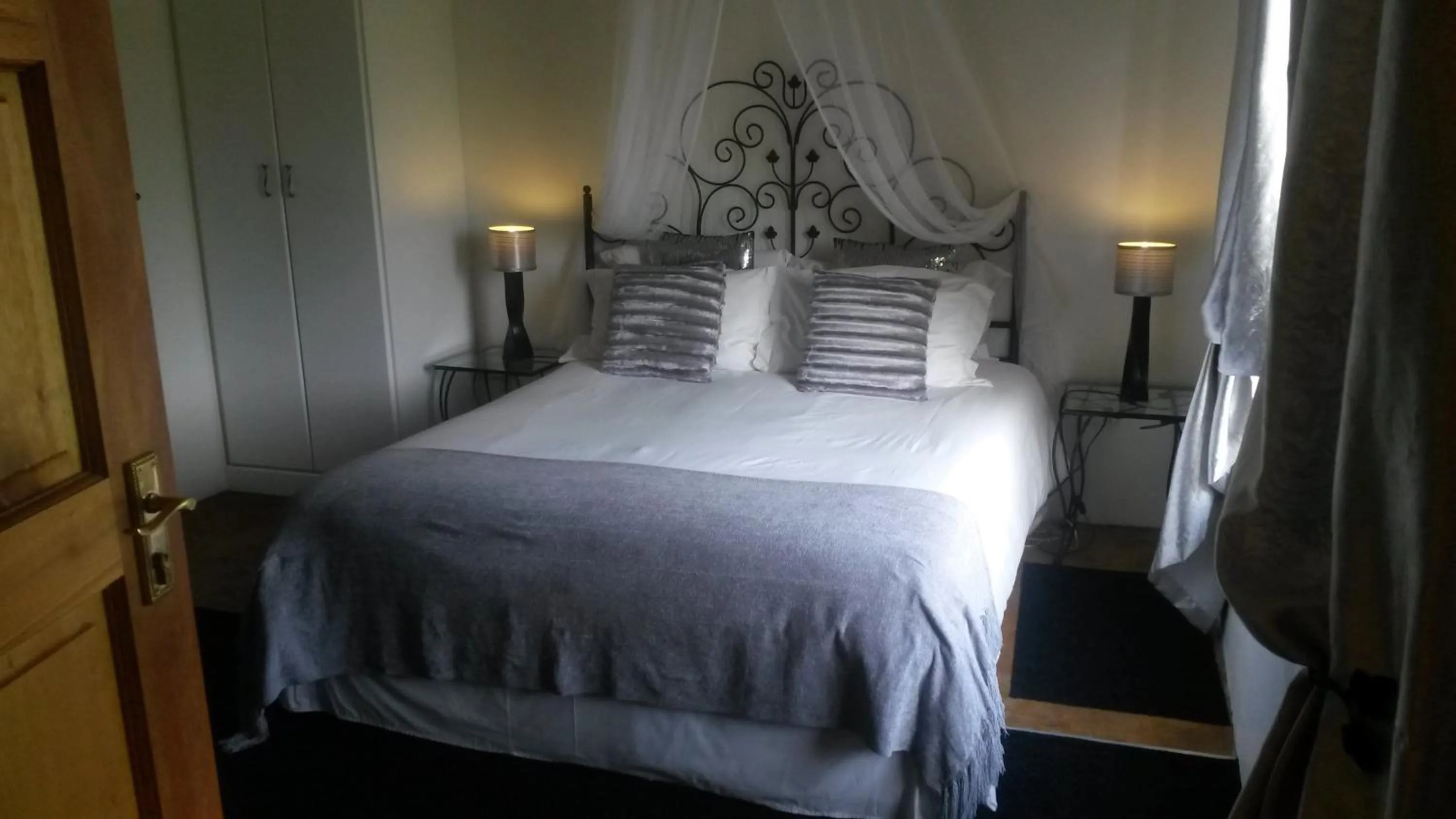 Day, Bed in River Crossing