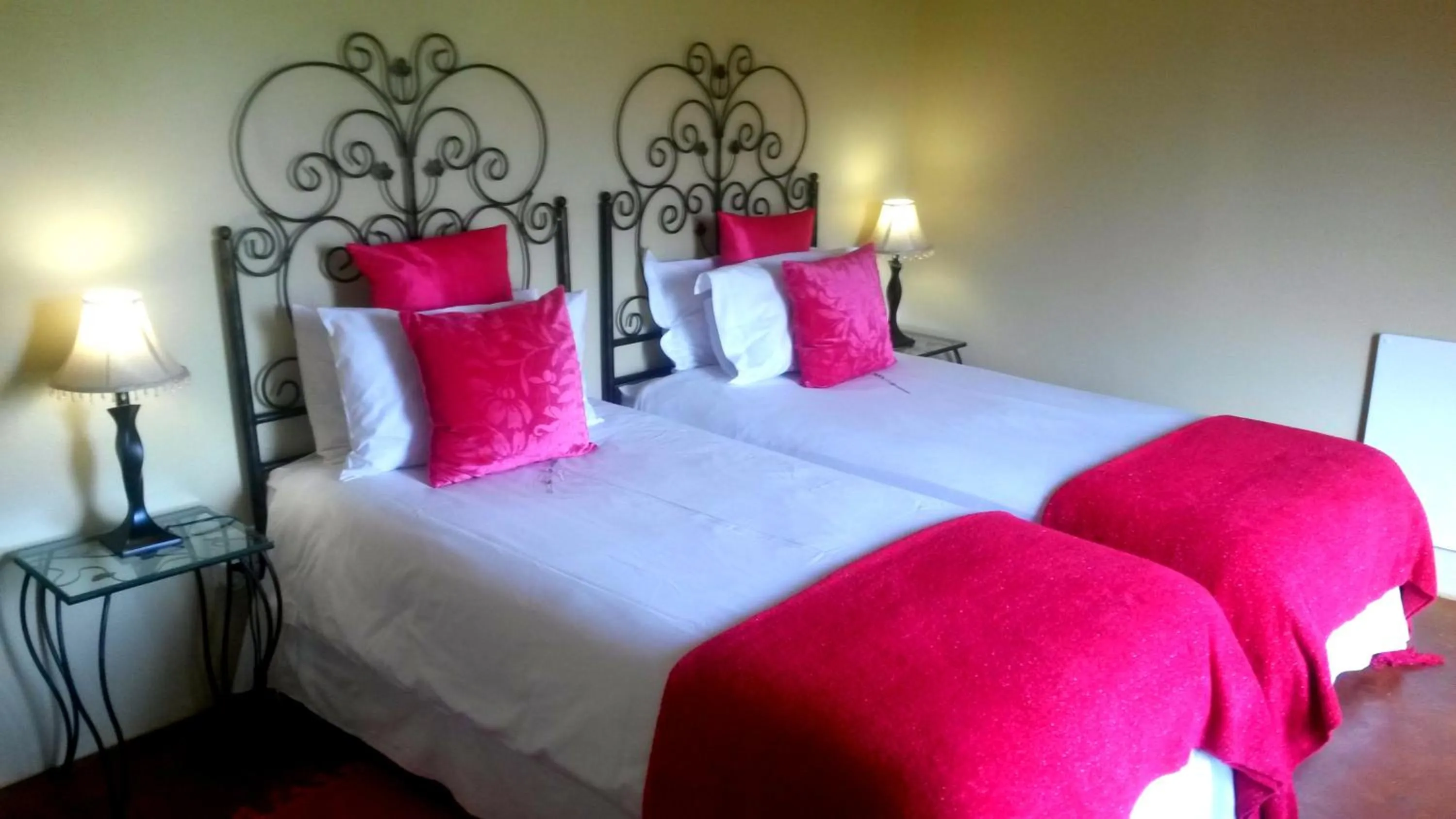 Photo of the whole room, Bed in River Crossing