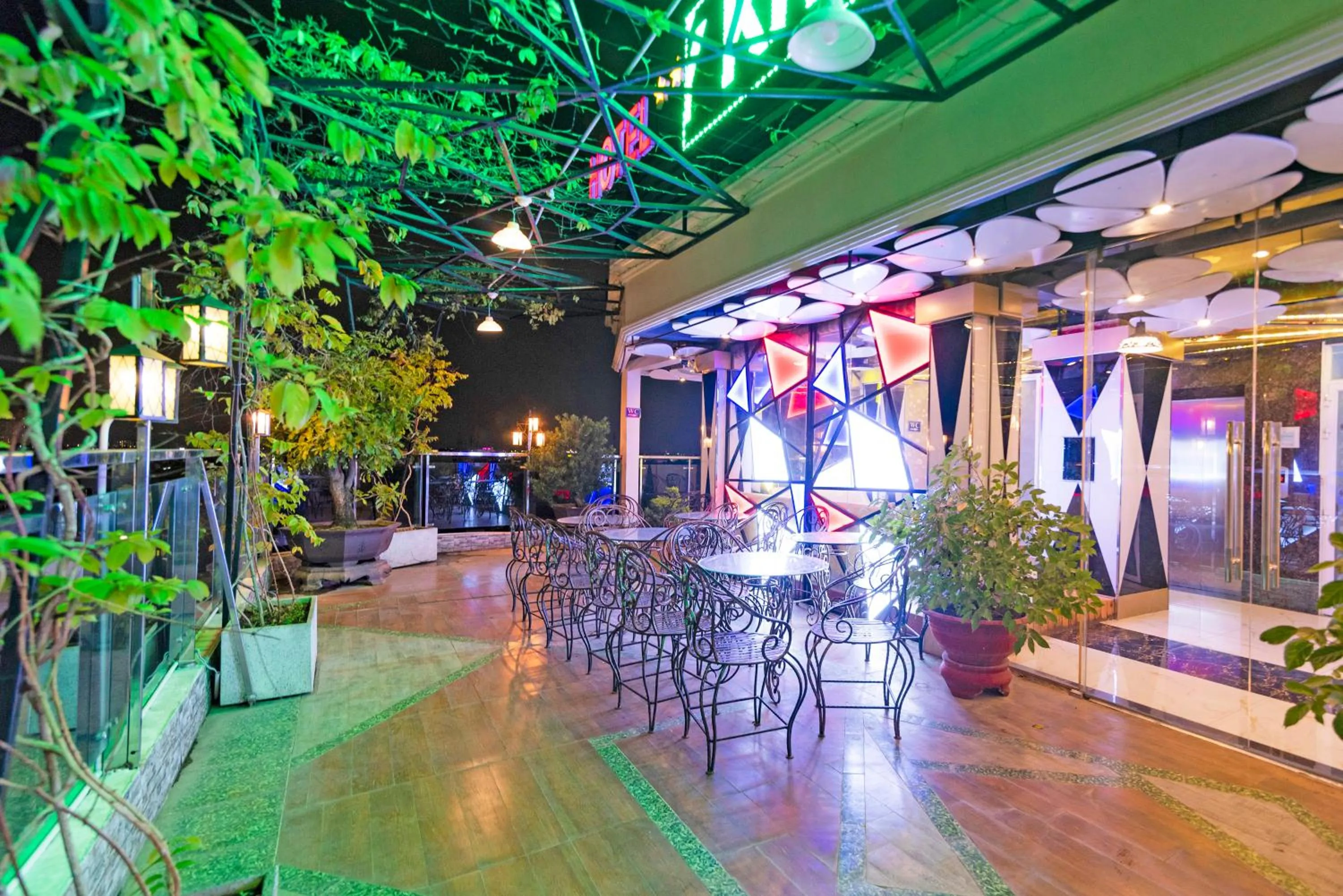 Restaurant/places to eat in Venus Hotel