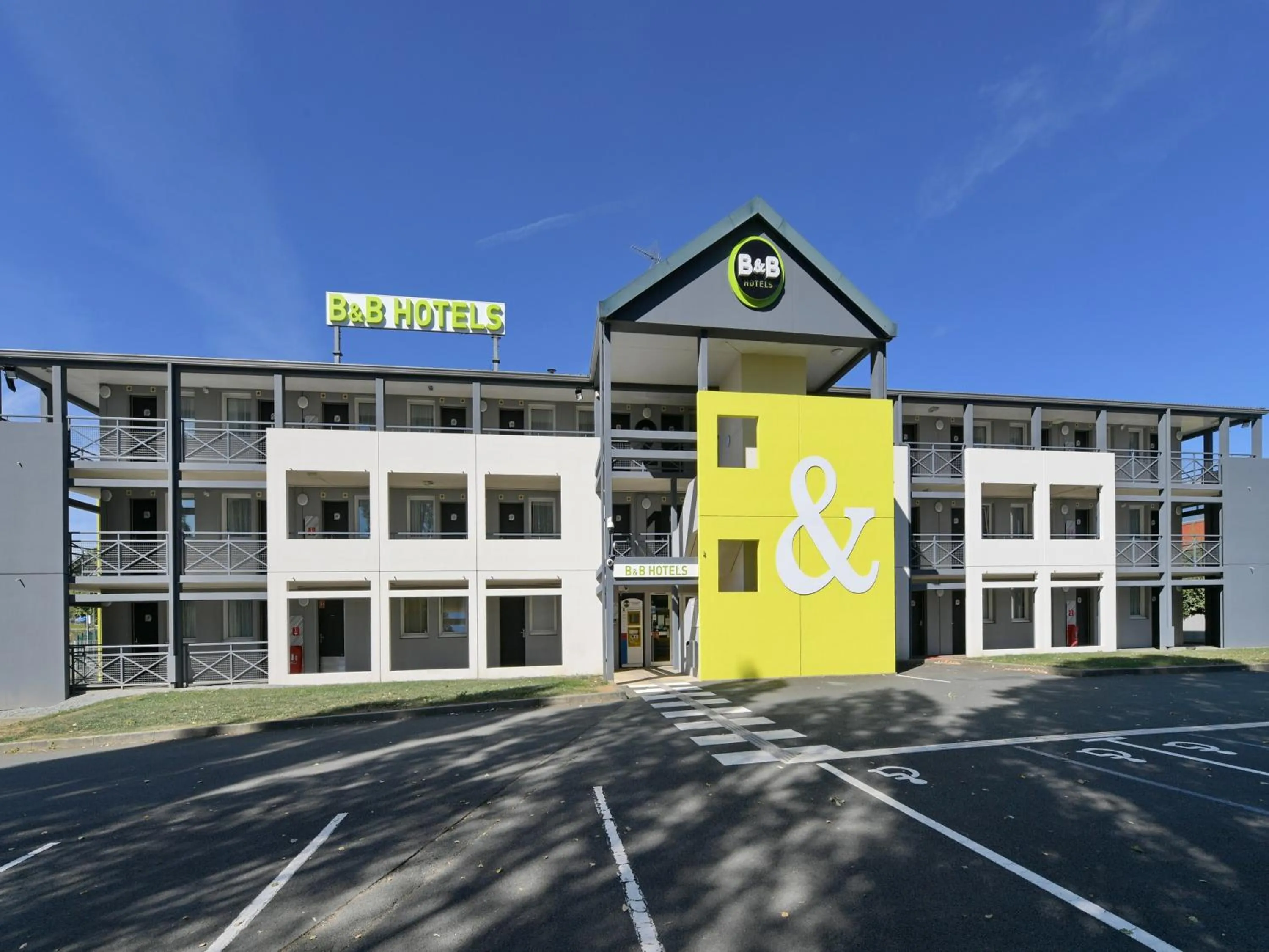 Property building in B&B HOTEL Le Mans Nord 2