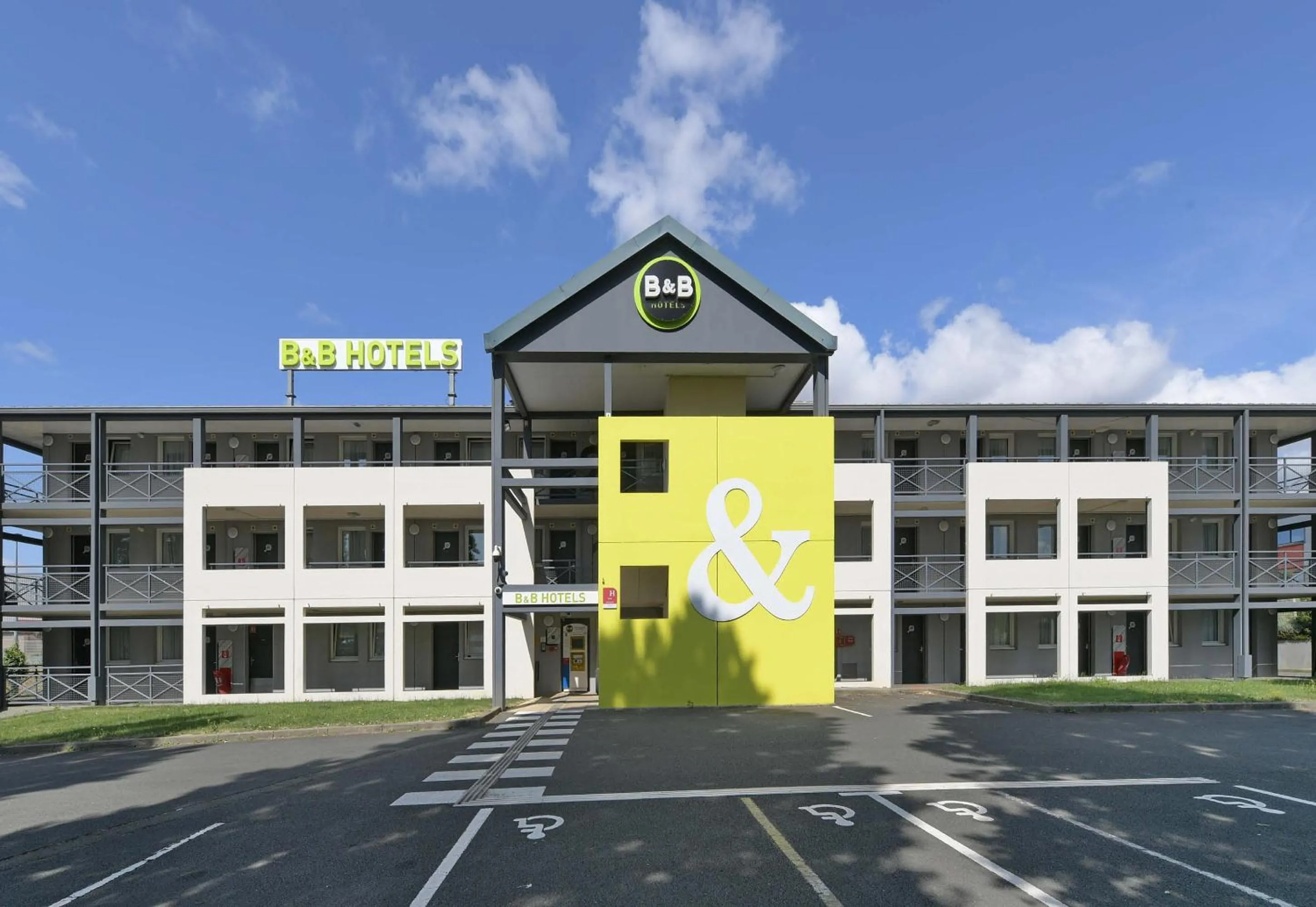Property building in B&B HOTEL Le Mans Nord 2