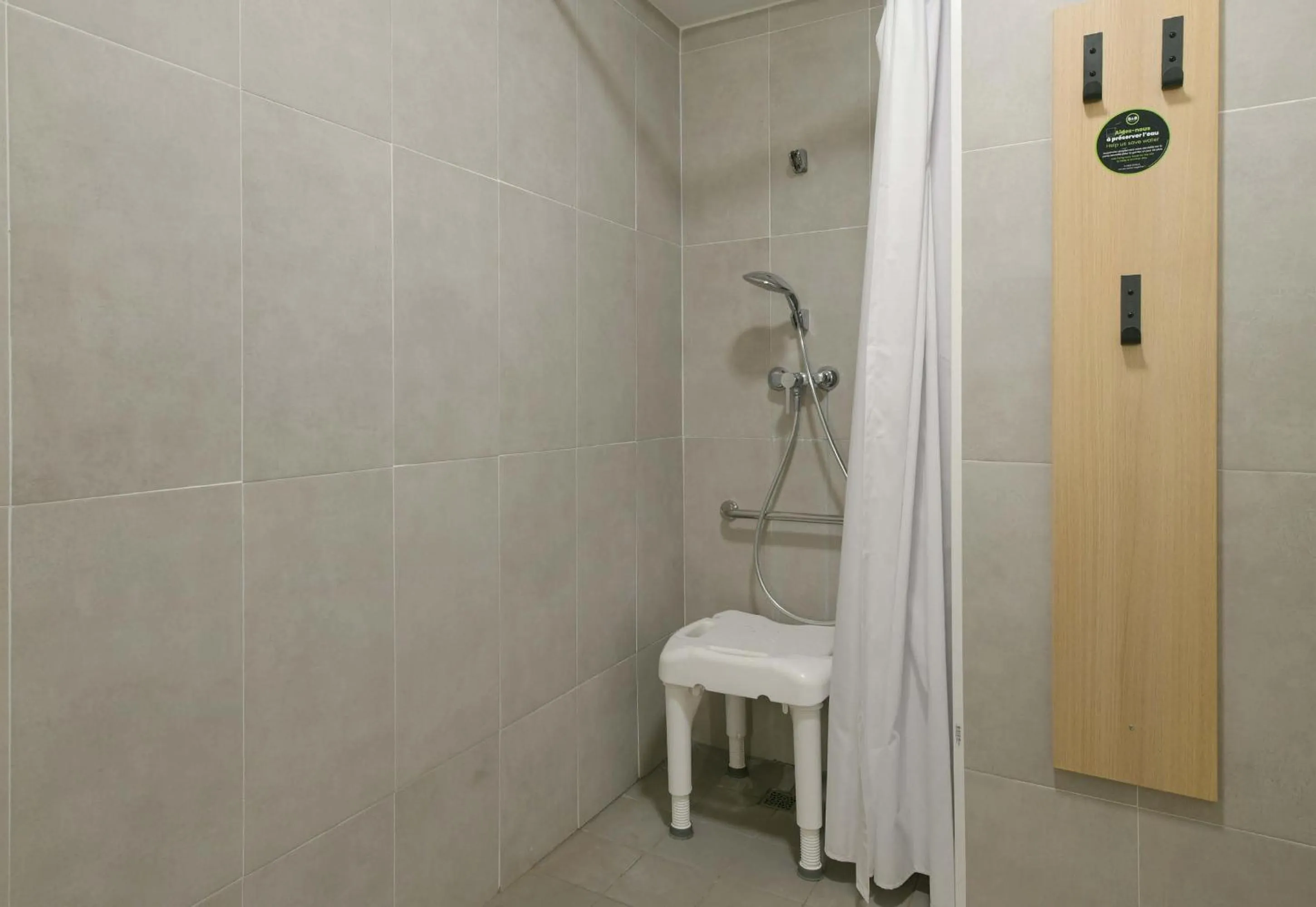 Bathroom in B&B HOTEL Le Mans Nord 2