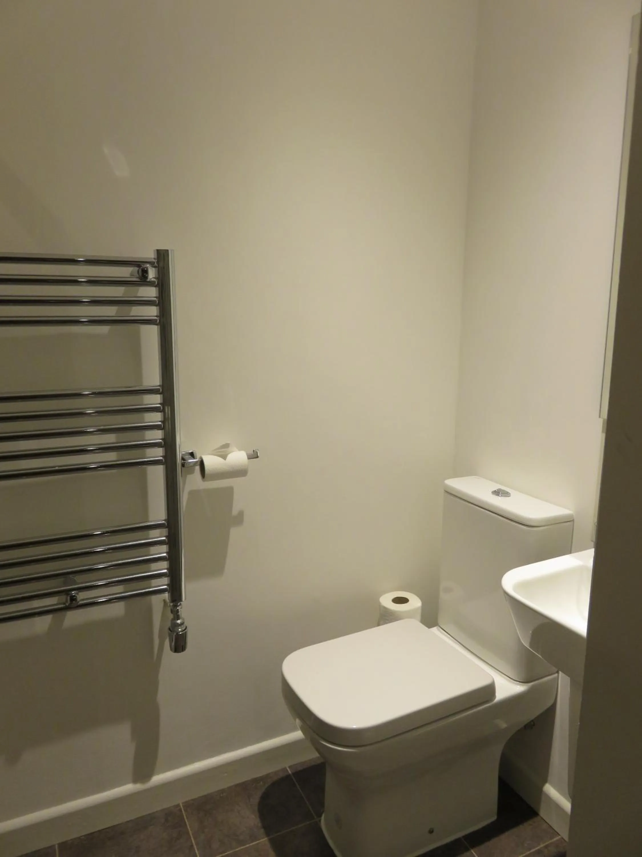 Bathroom in The Cardinals Hat