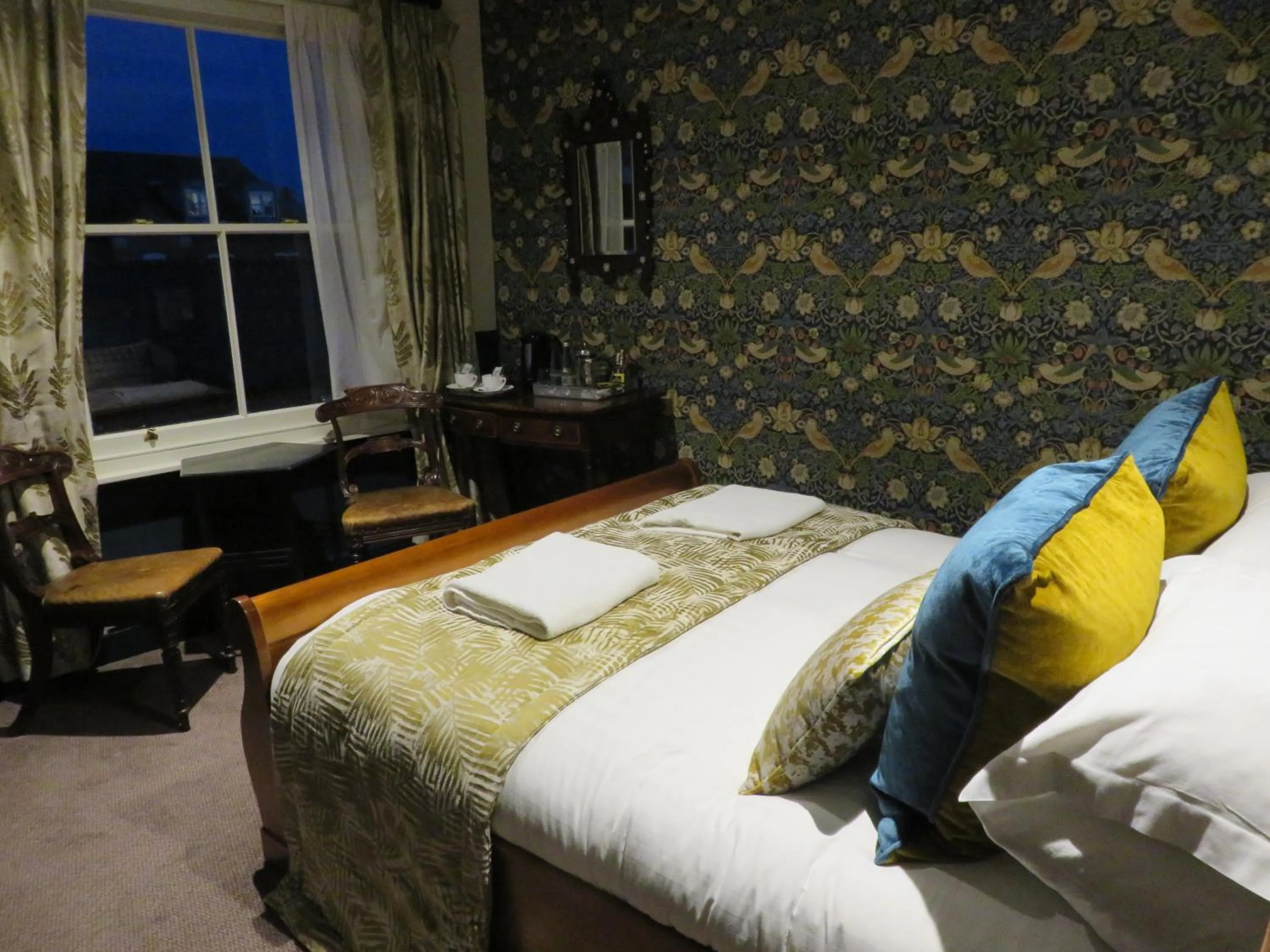 Photo of the whole room, Bed in The Cardinals Hat