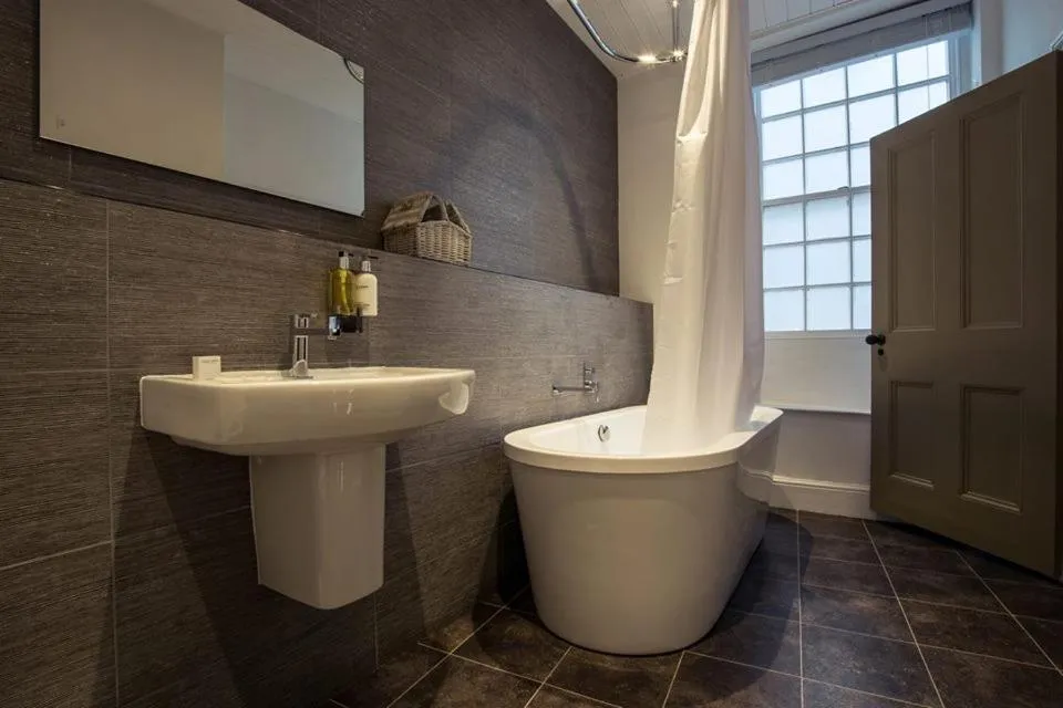 Bathroom in The Cardinals Hat