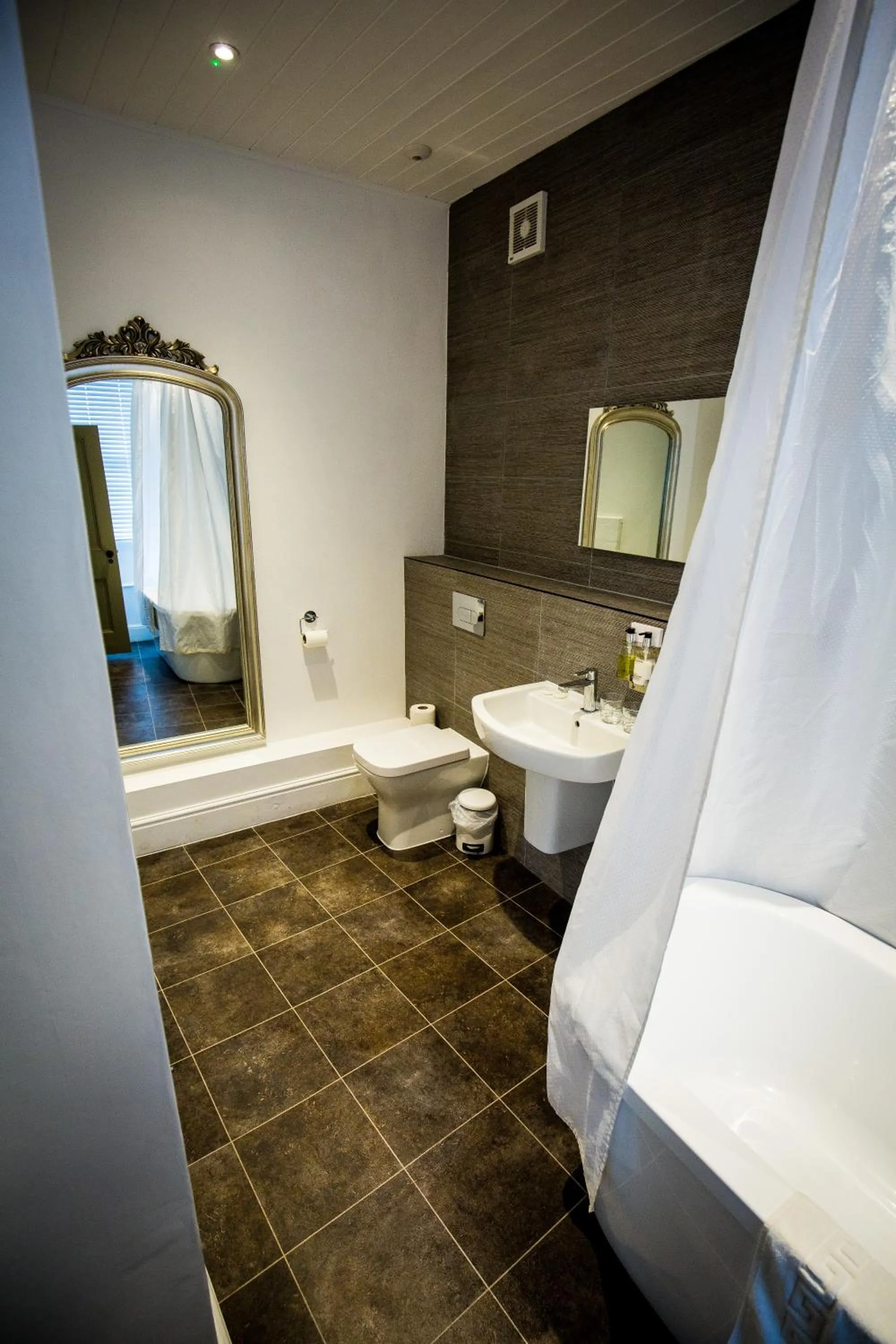 Bathroom in The Cardinals Hat