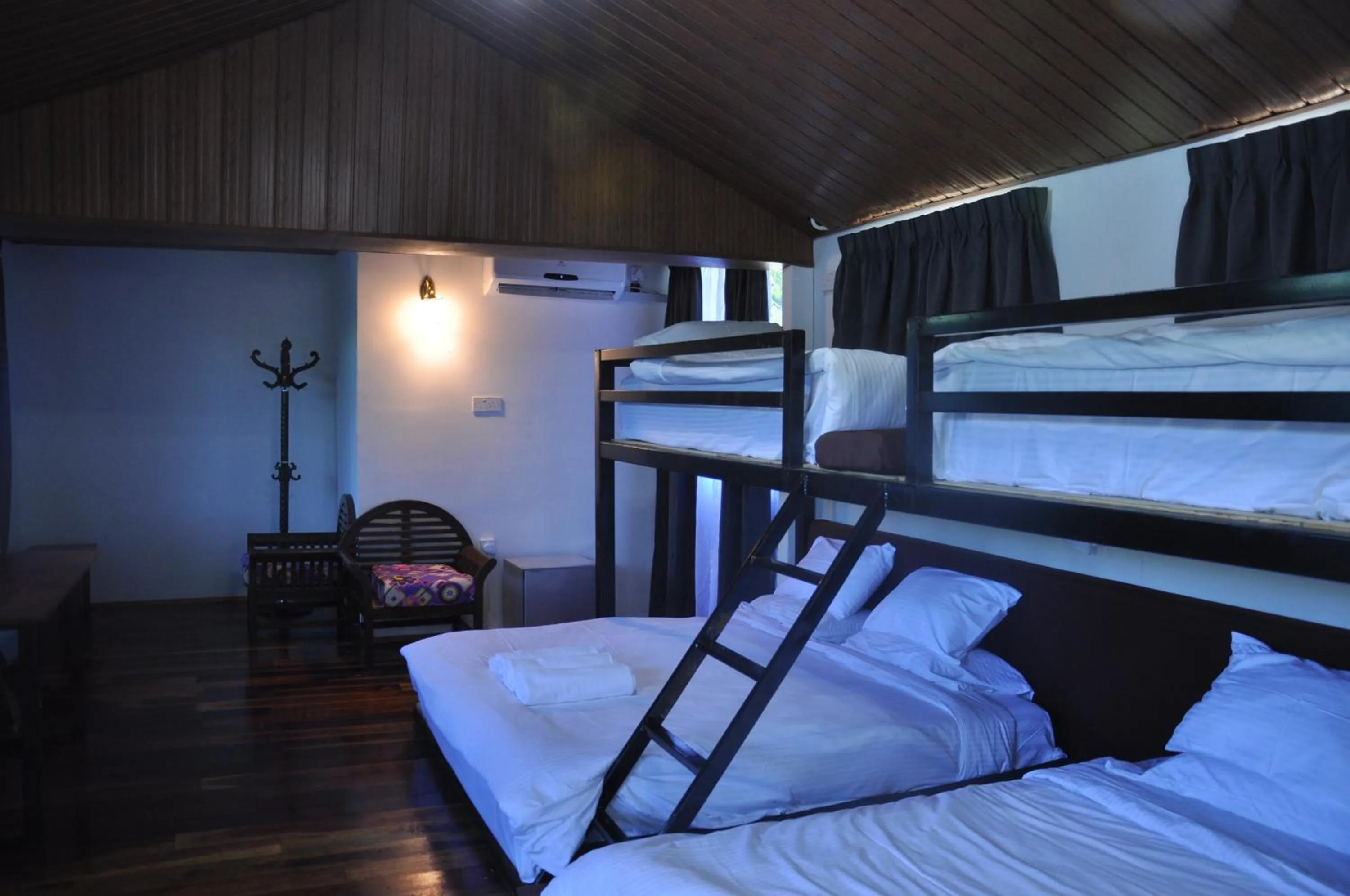 bunk bed, Bed in Joe Fisherman Inn