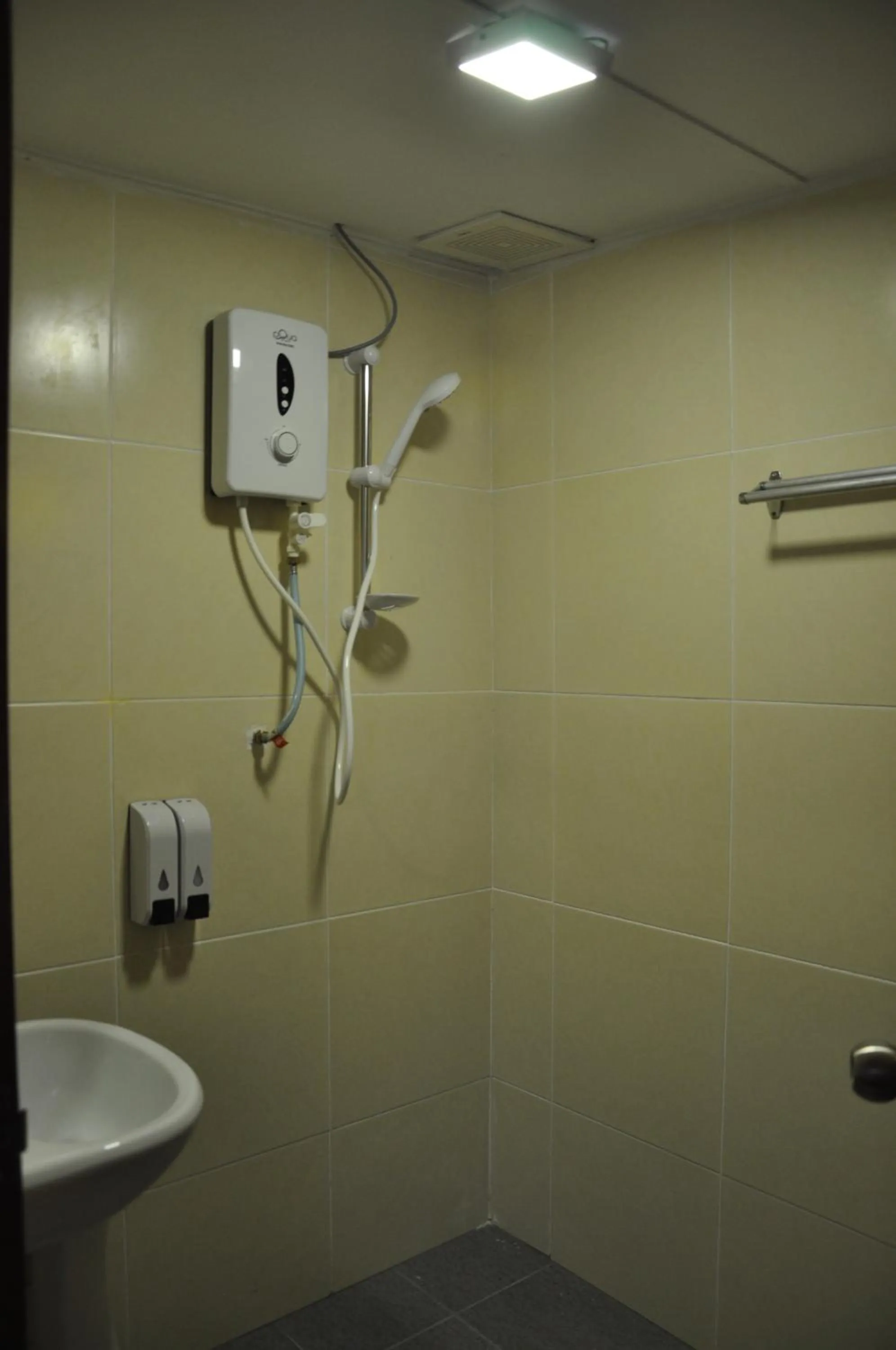 Shower in Joe Fisherman Inn