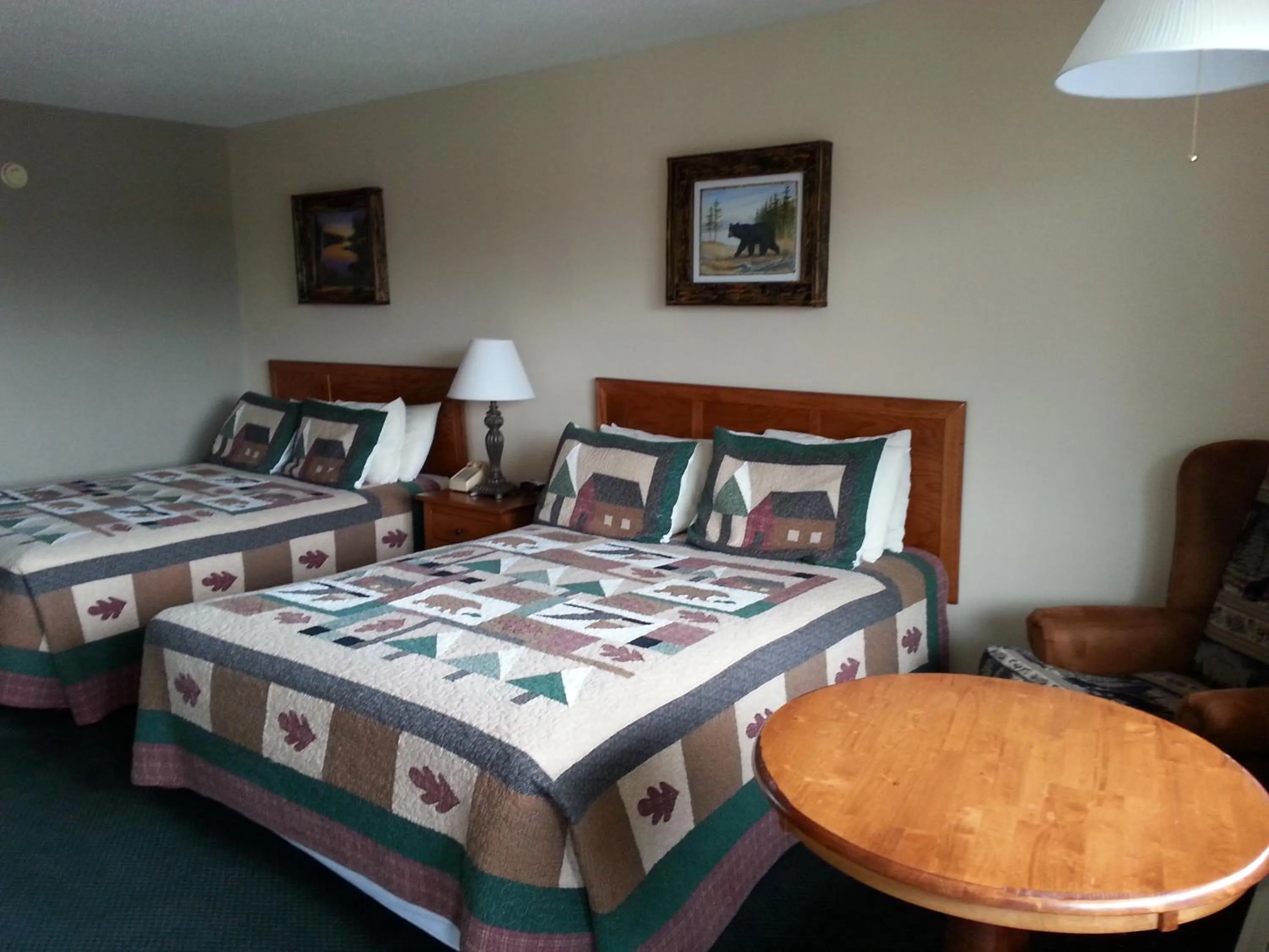 Photo of the whole room, Bed in Mountain Breeze Motel