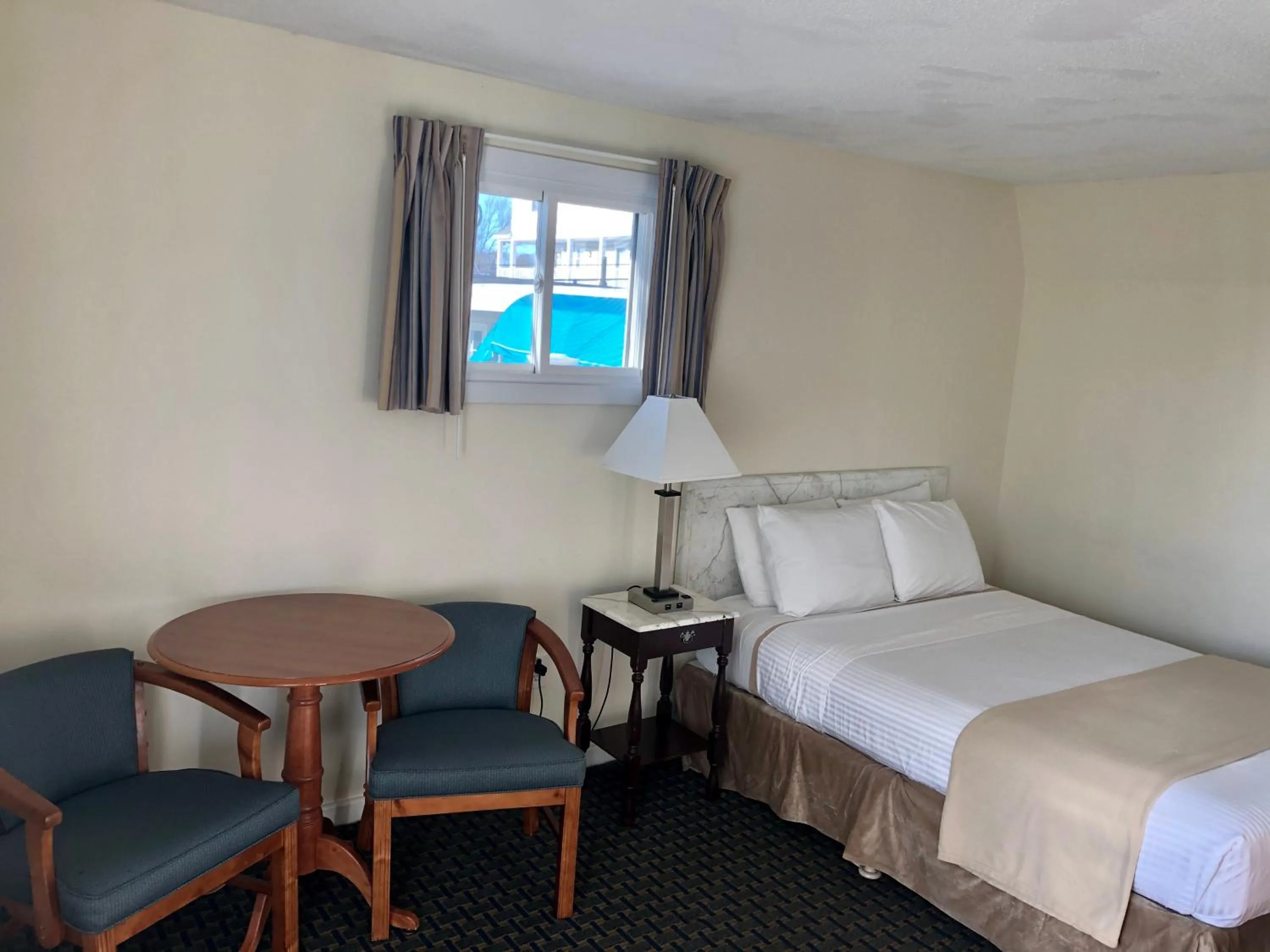 Bed in Sea Cliff House Motel