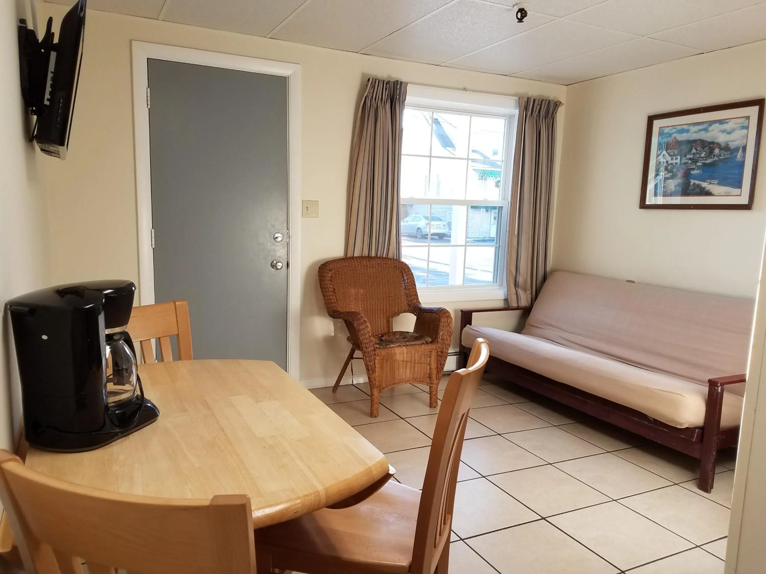 Living room in Sea Cliff House Motel