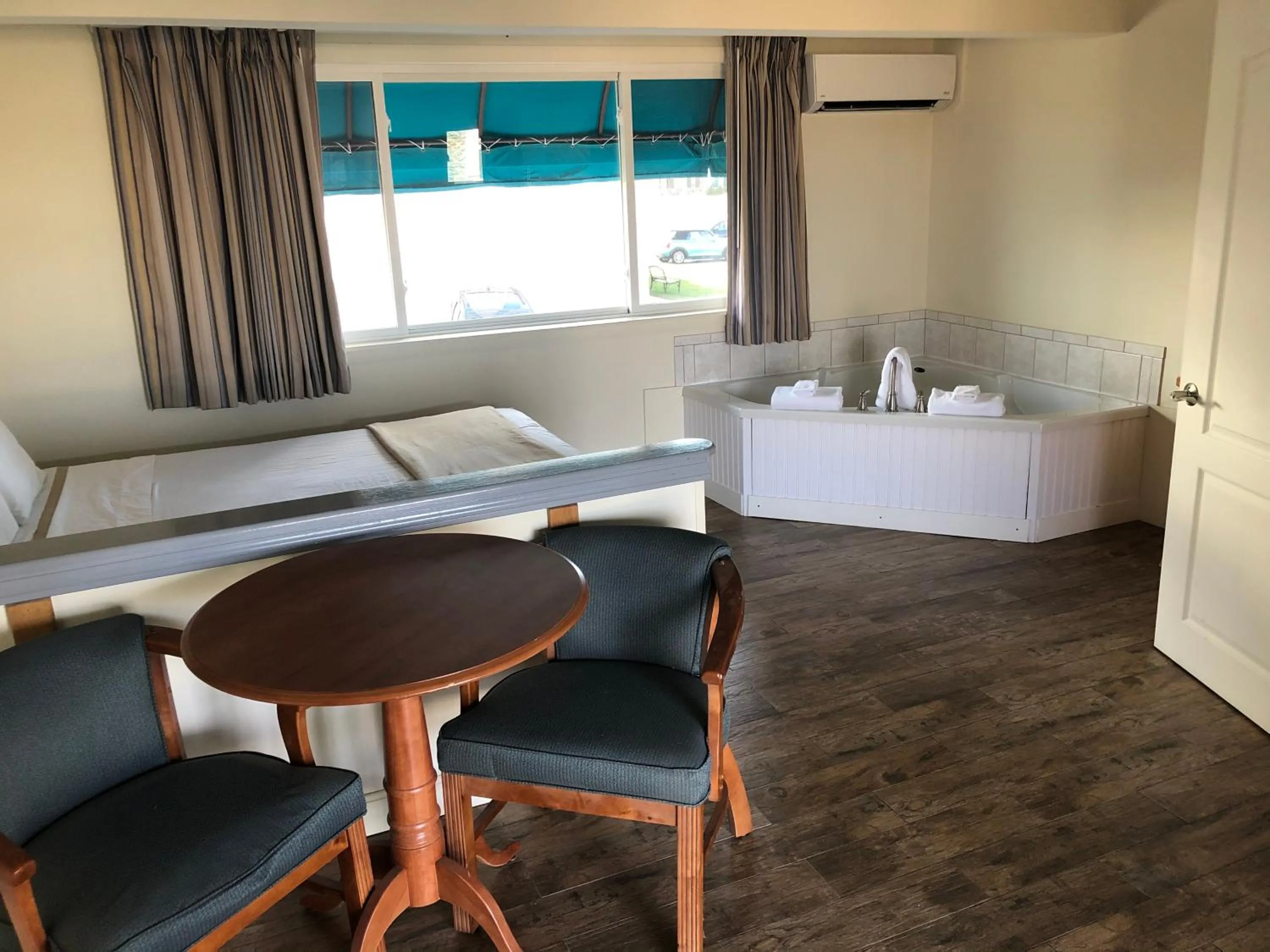 Bed in Sea Cliff House Motel