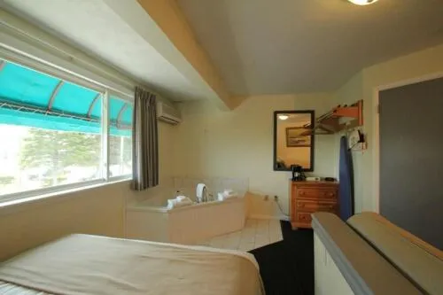 Bed in Sea Cliff House Motel