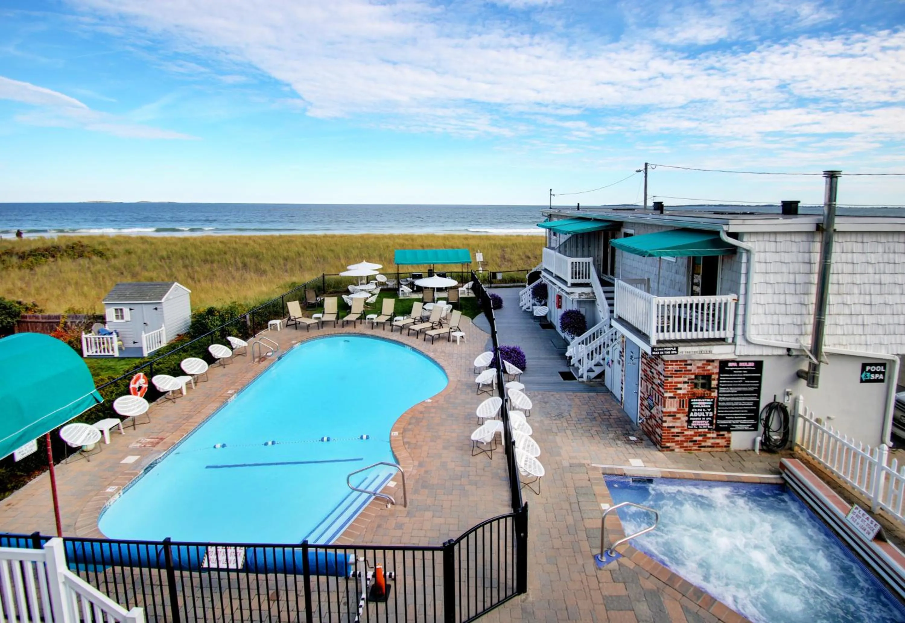 Pool view in Sea Cliff House Motel