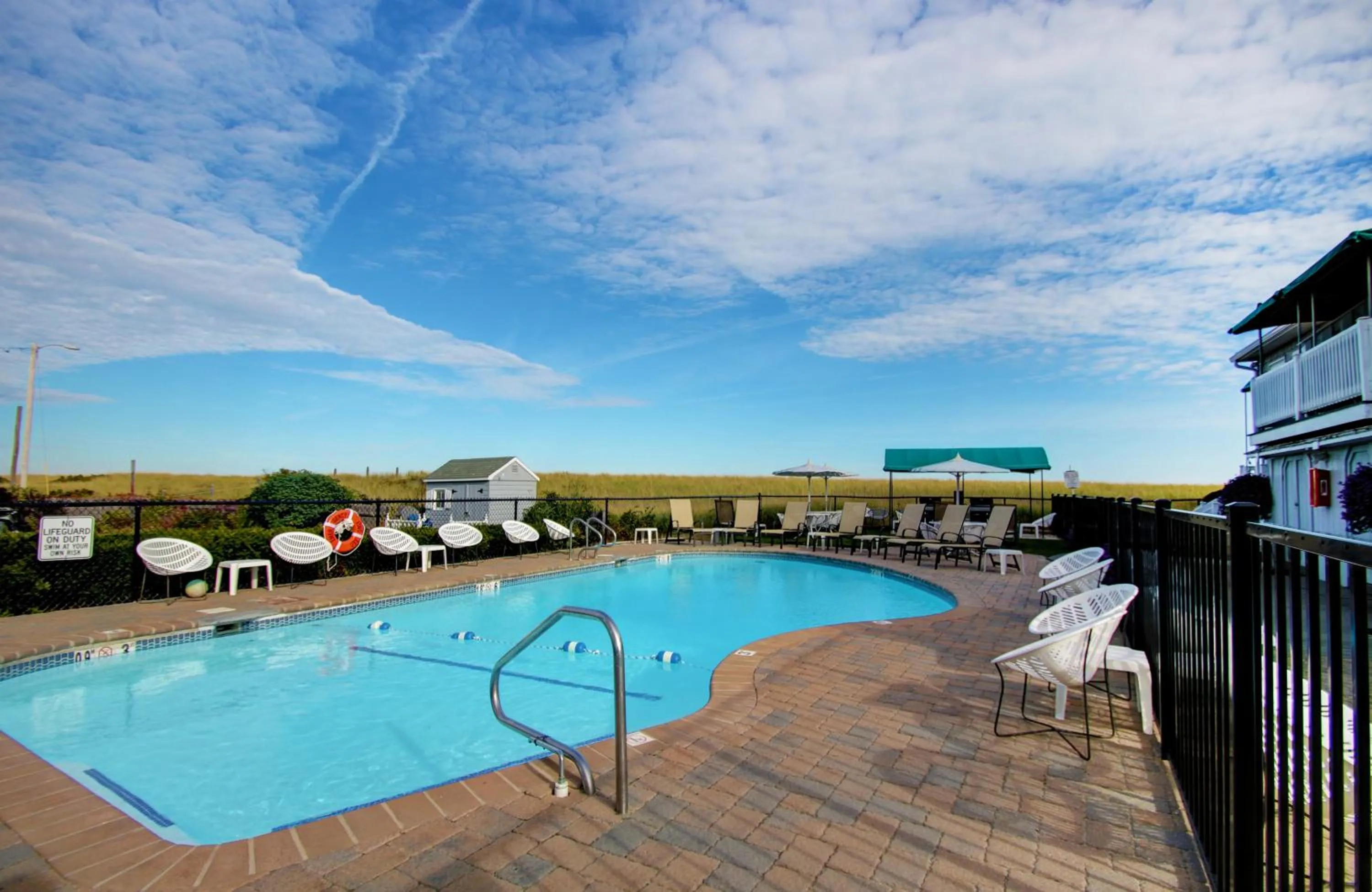 Swimming pool in Sea Cliff House Motel