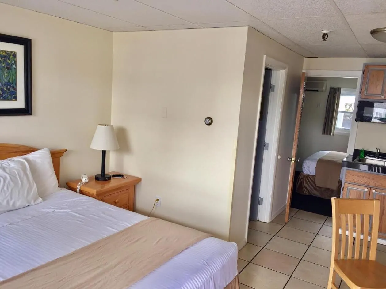 Photo of the whole room, Bed in Sea Cliff House Motel