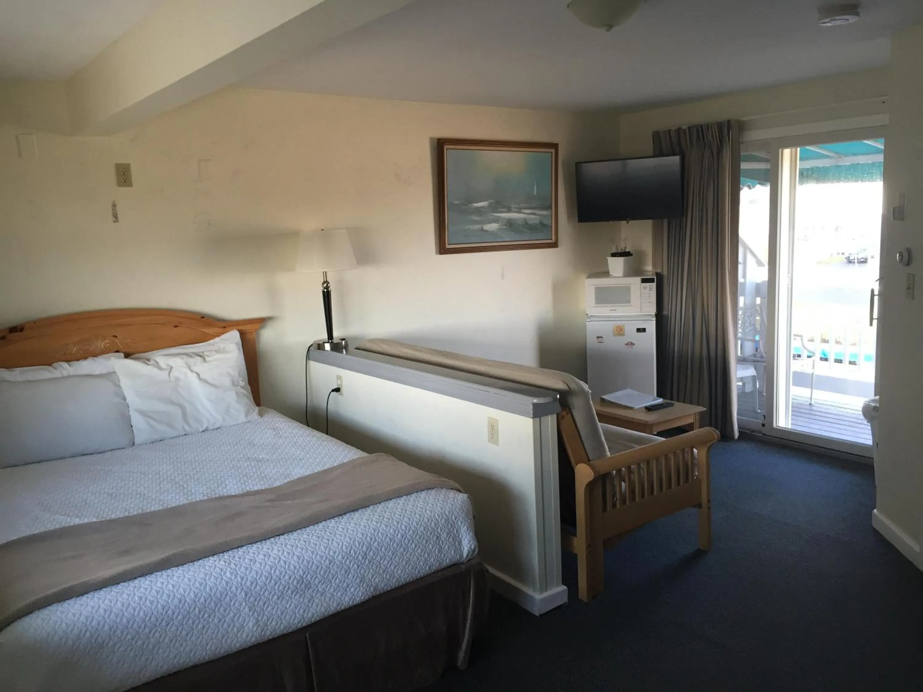Bed in Sea Cliff House Motel