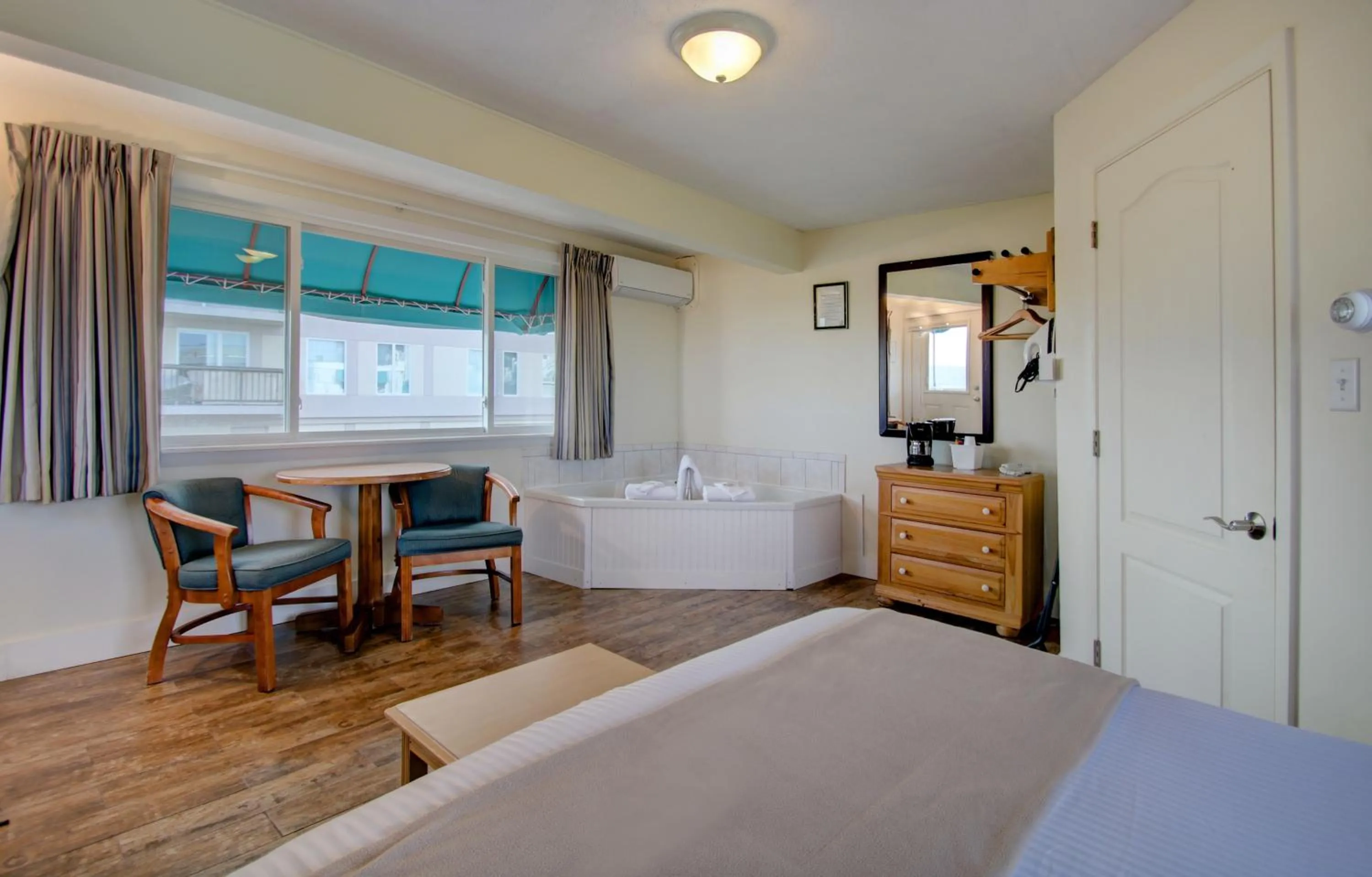 Photo of the whole room, Bed in Sea Cliff House Motel