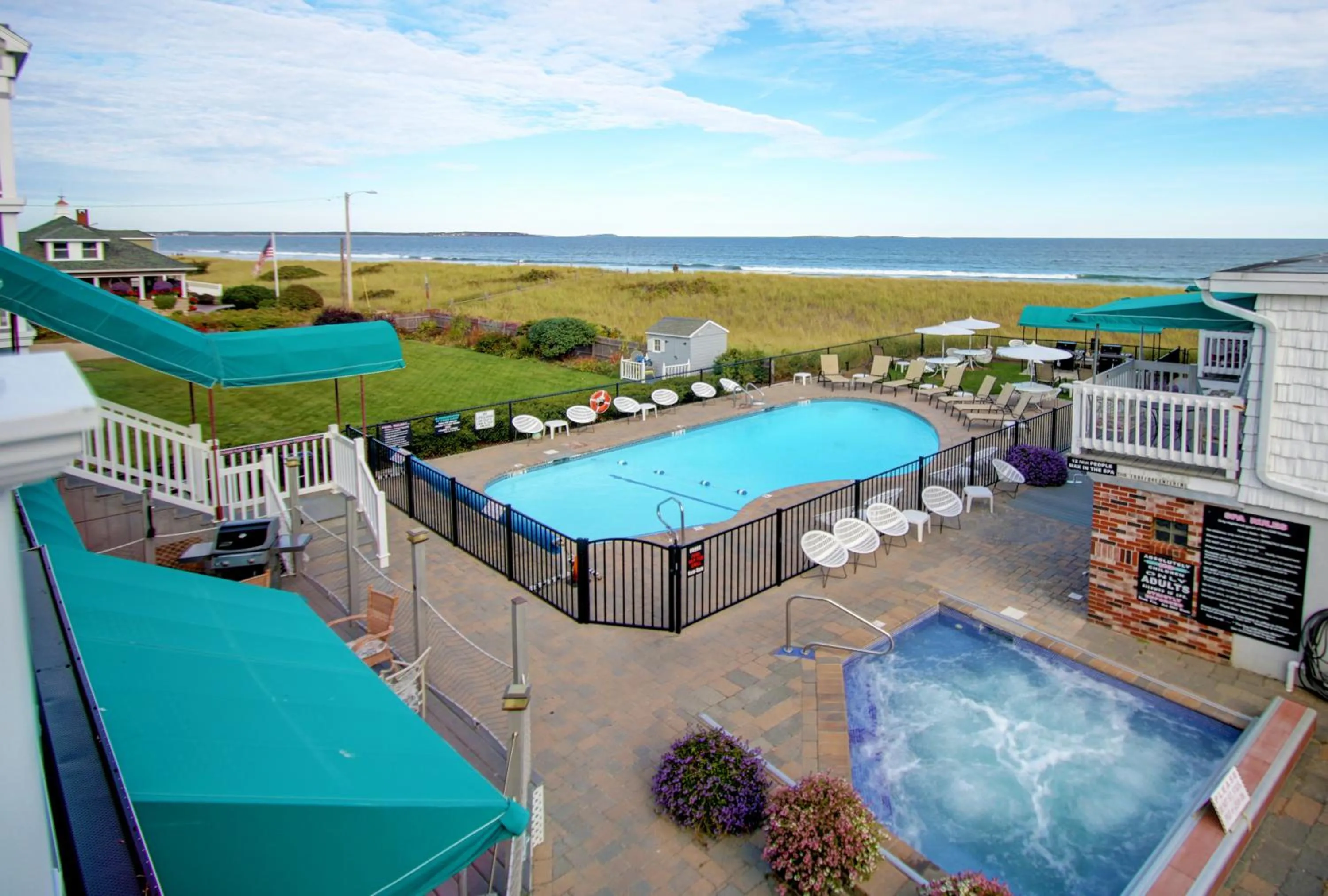 Pool view in Sea Cliff House Motel