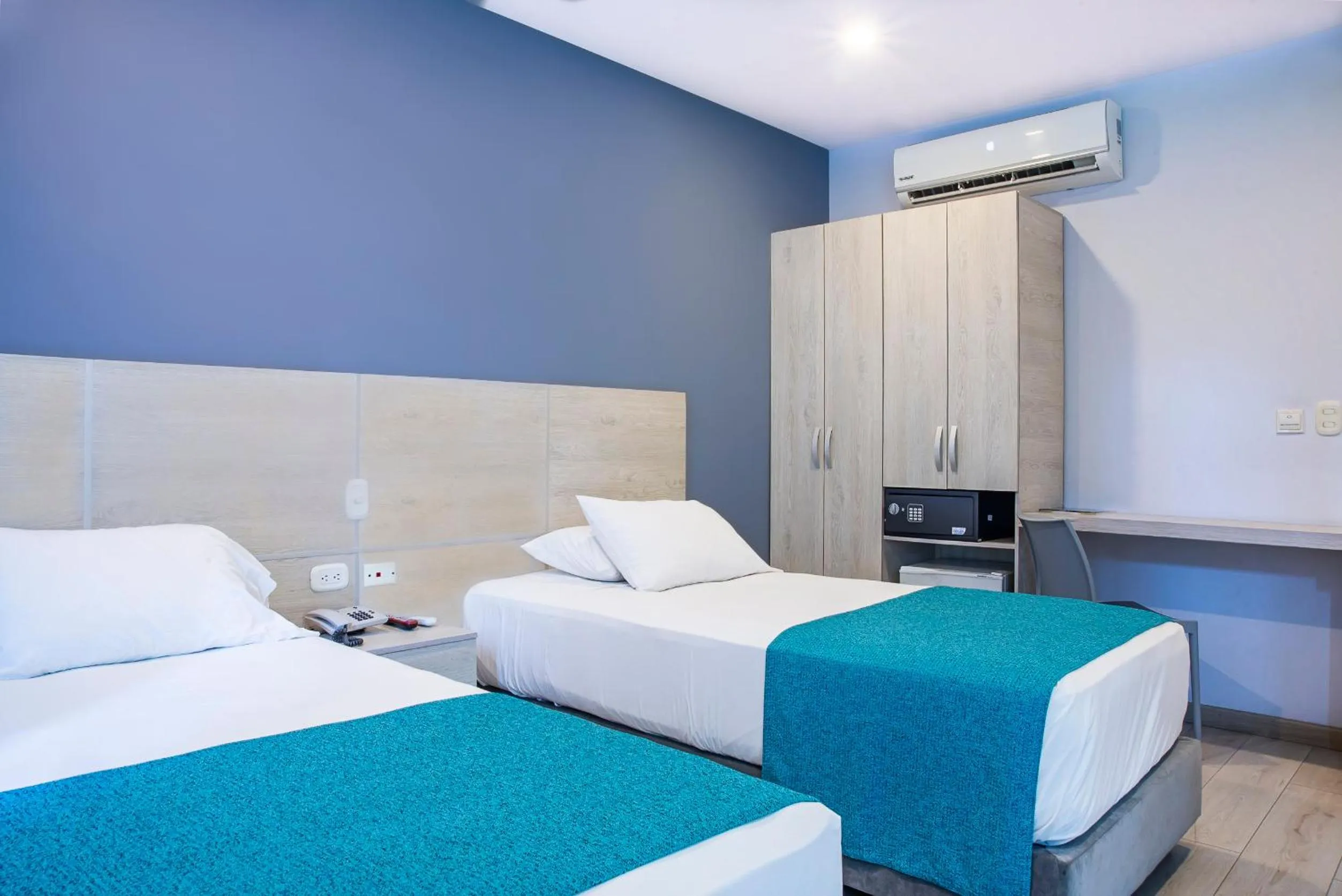 Standard Twin Room in Hotel Santorini Casablanca Resort